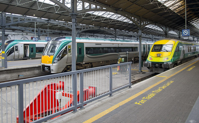 Kereta api Iarnród Éireann di Stasiun Heuston, Dublin, pusat utama jaringan kereta api Irlandia.