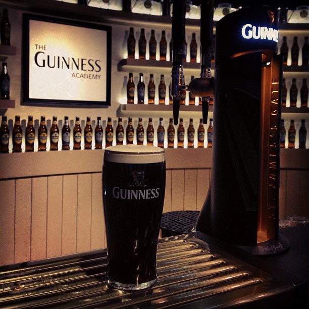 Segelas Guinness, bir stout kering yang terkenal di dunia dan simbol Irlandia.