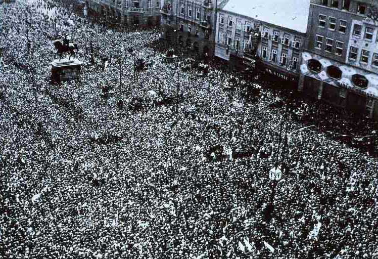 1945年5月12日、クロアチア・パルチザンによるザグレブ解放を祝うザグレブ市民