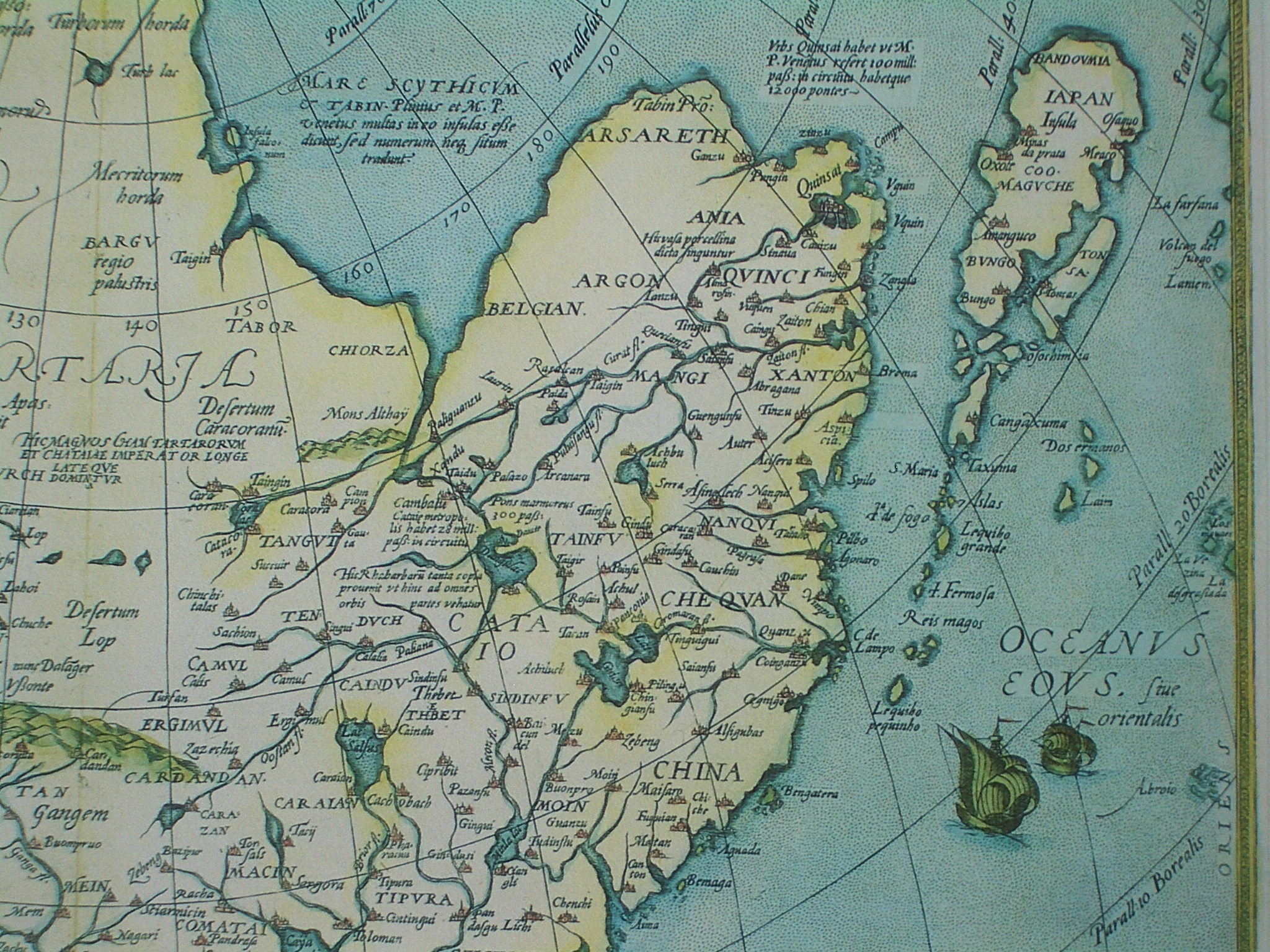 Peta oleh Abraham Ortelius (1570) menunjukkan China (kini Guangdong), Mangi, dan Cataio (pedalaman dari China dan Chequan yakni Zhejiang, serta termasuk ibu kota Cambalu yakni Khanbaliq, Xandu yakni Shangdu, dan sebuah jambatan marmar) sebagai wilayah berasingan.
