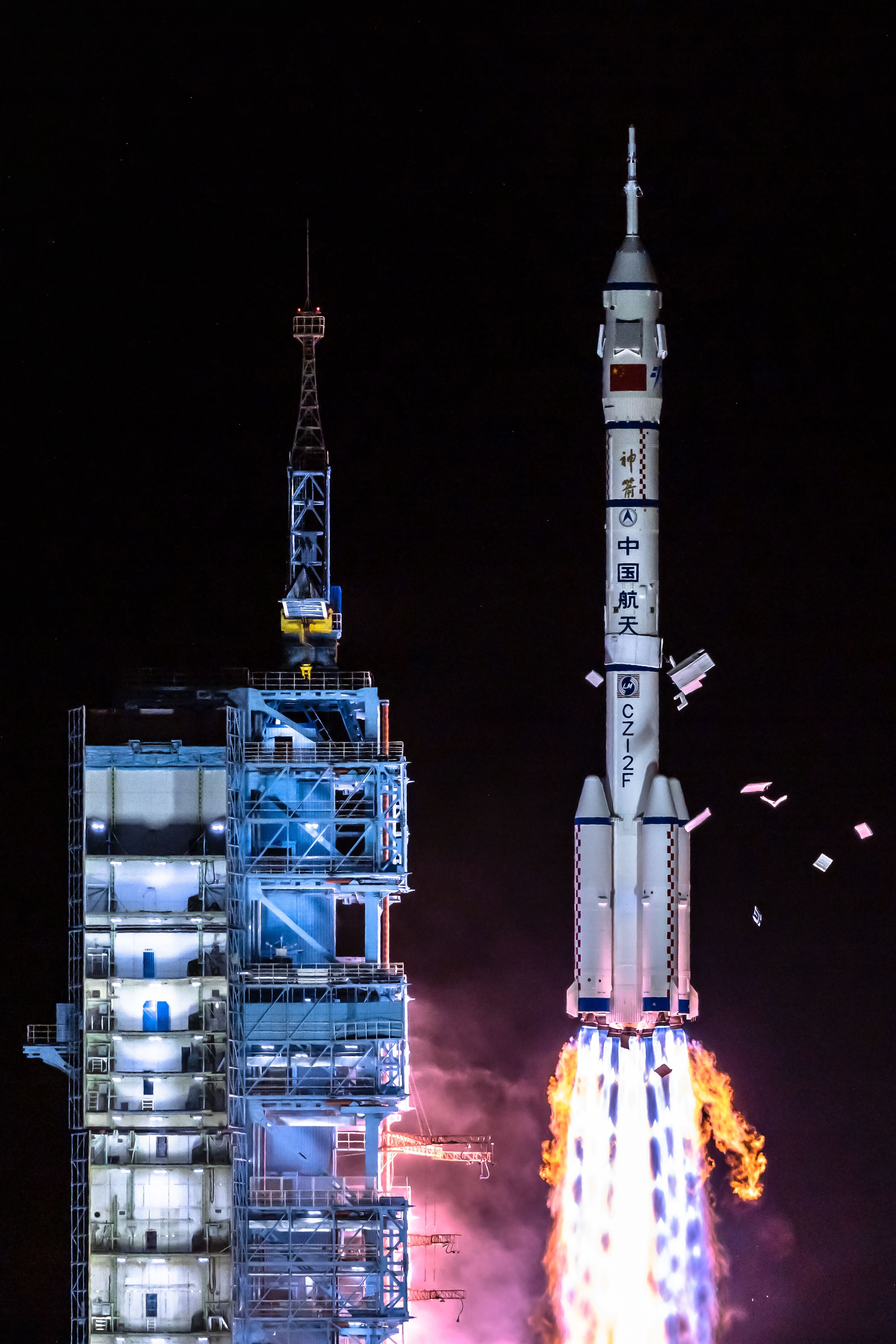 Peluncuran Shenzhou 13 oleh roket Long March 2F. Tiongkok adalah salah satu dari hanya tiga negara dengan kemampuan penerbangan luar angkasa manusia independen.