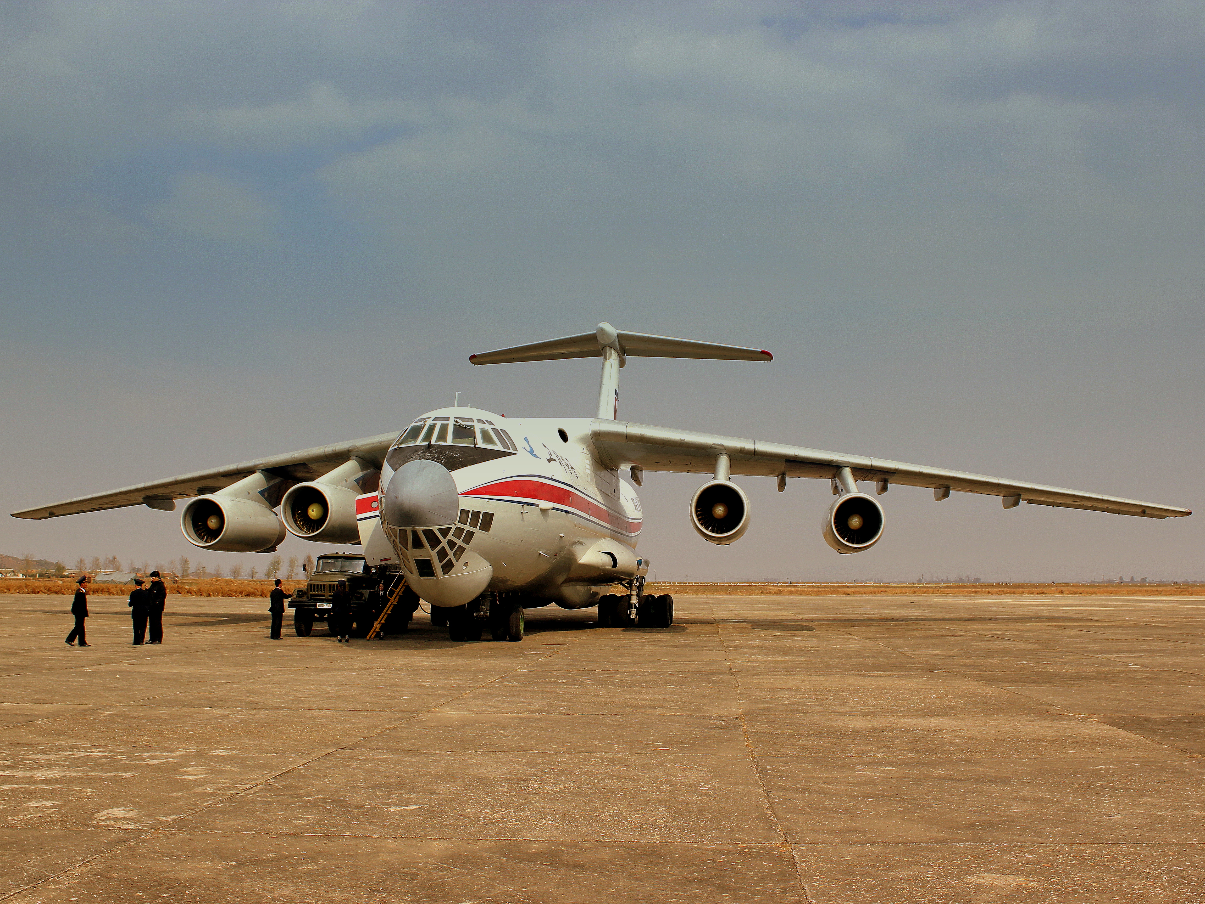 Pesawat angkut militer strategis Ilyushin Il-76 yang digunakan oleh Air Koryo