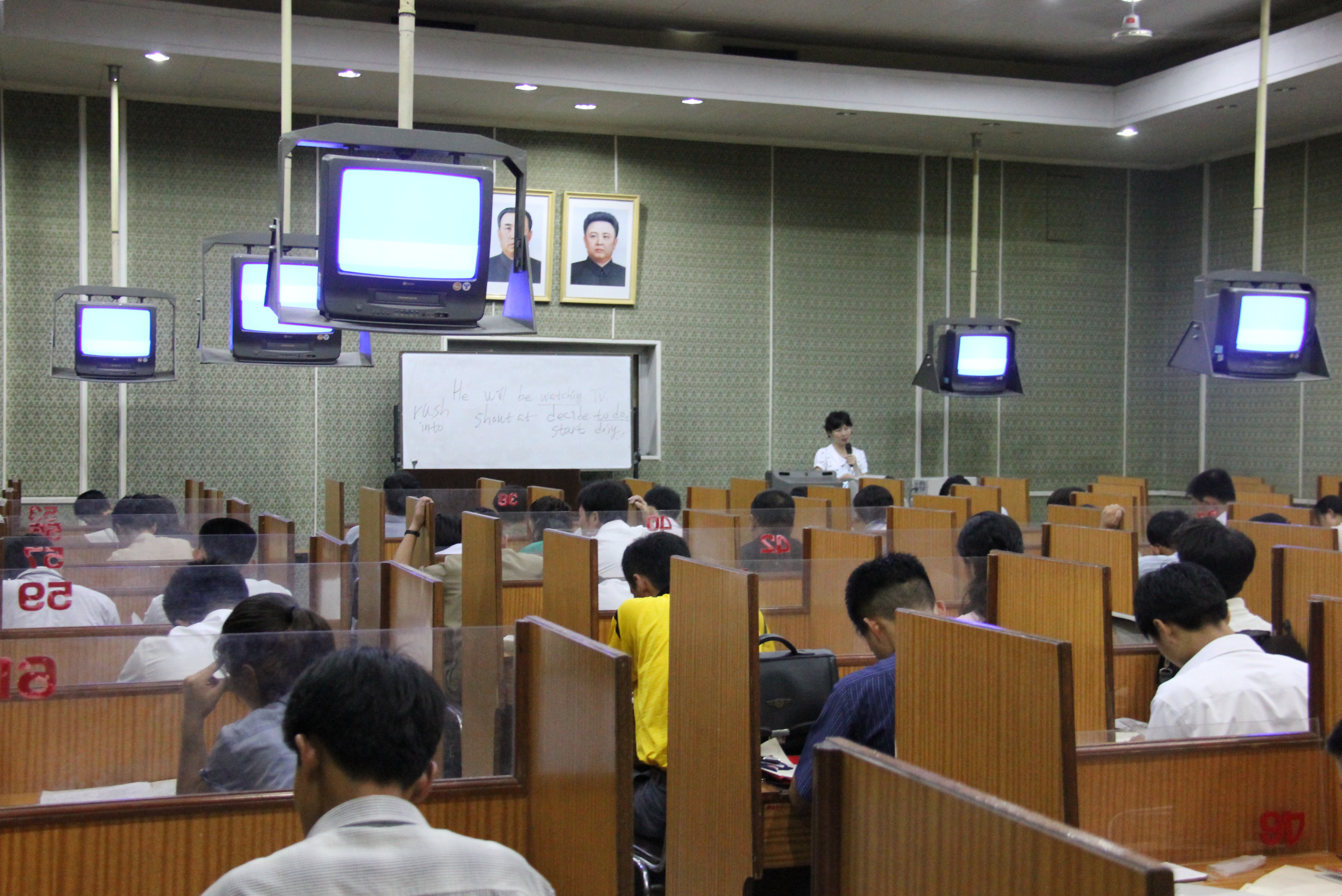 Kuliah bahasa Inggris di Grand People's Study House di Pyongyang