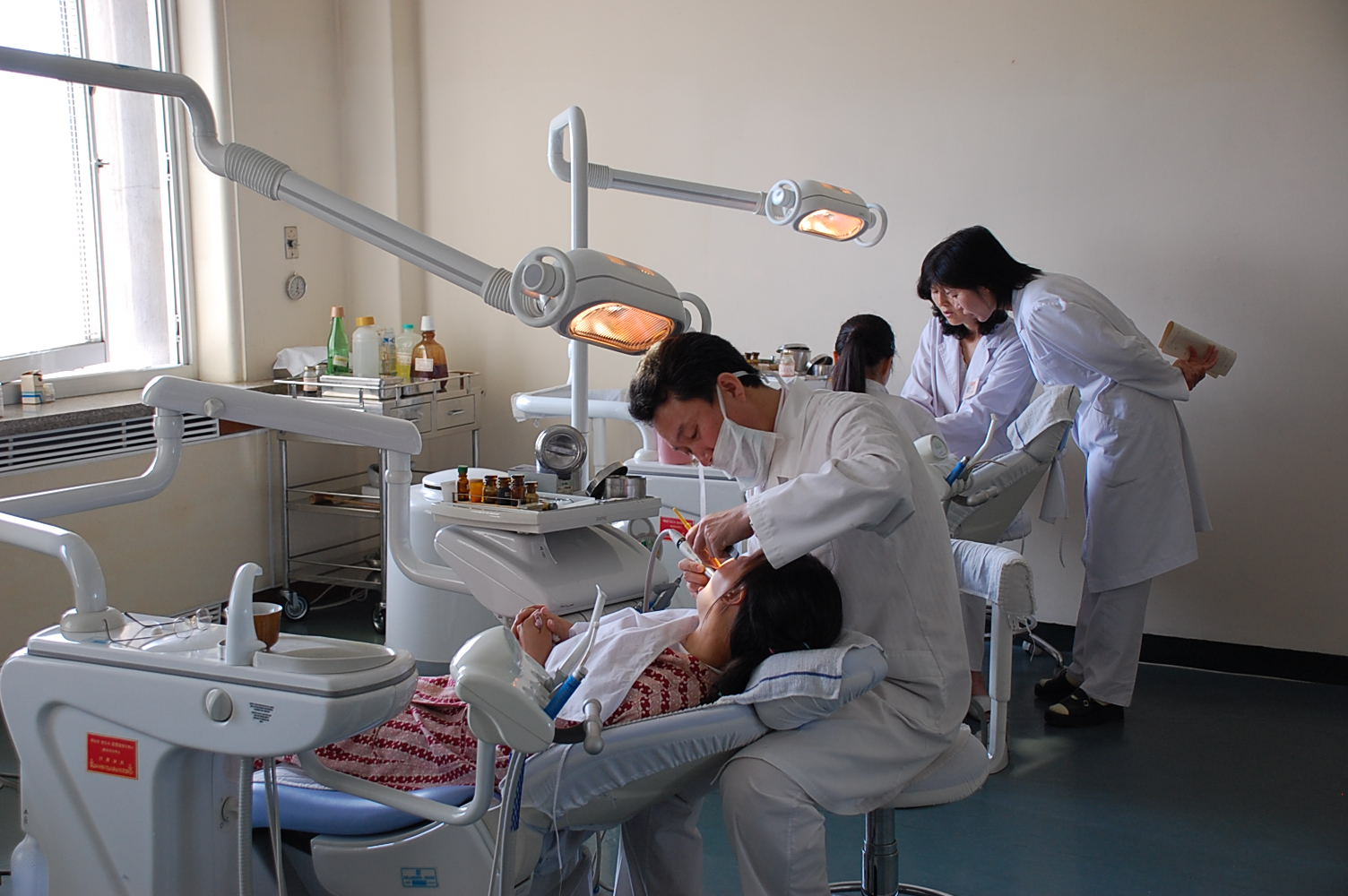 Klinik gigi di Rumah Sakit Bersalin Pyongyang