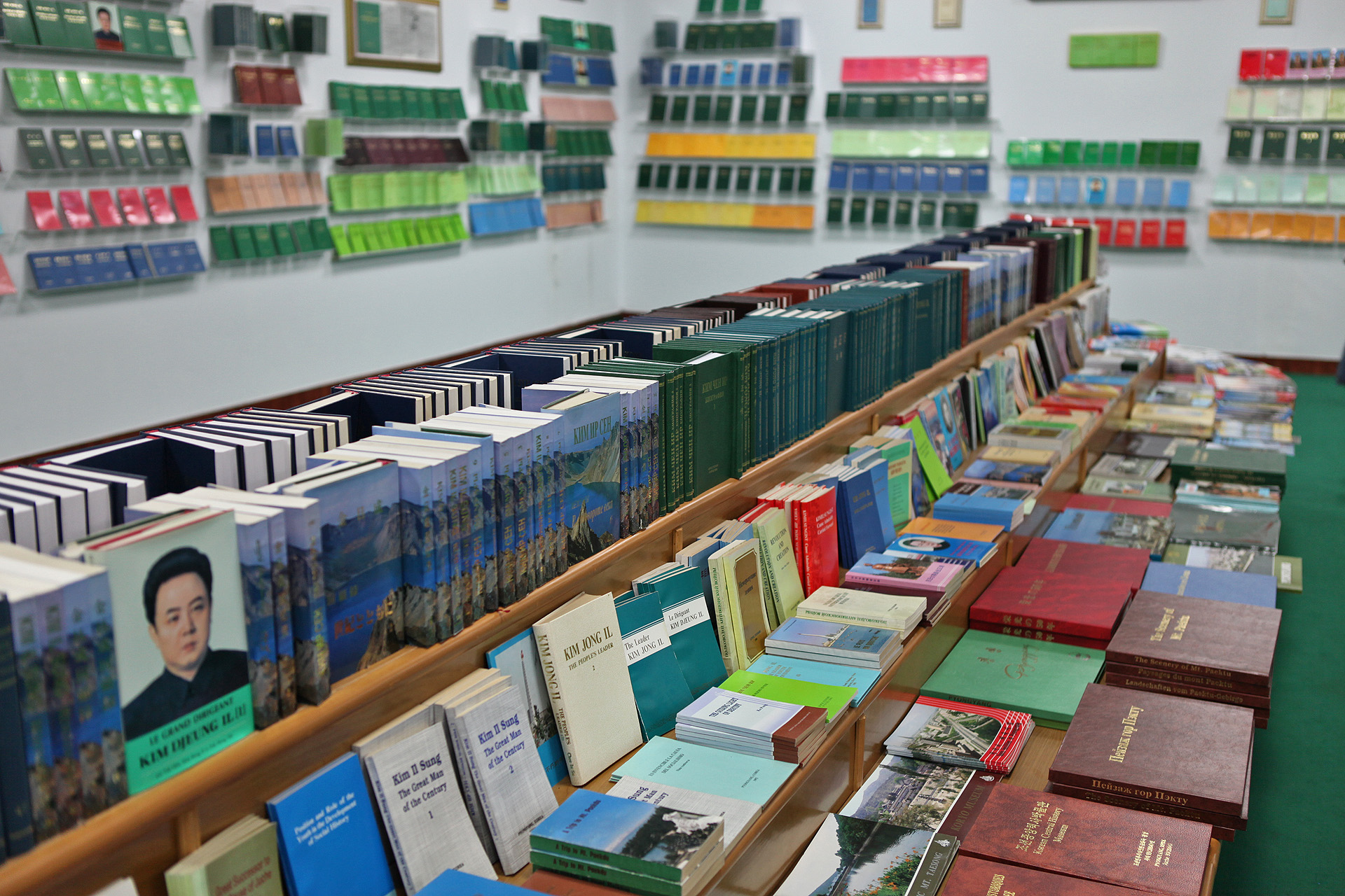 Sebuah kedai buku Korea Utara dengan karya-karya Kim Il Sung dan Kim Jong Il
