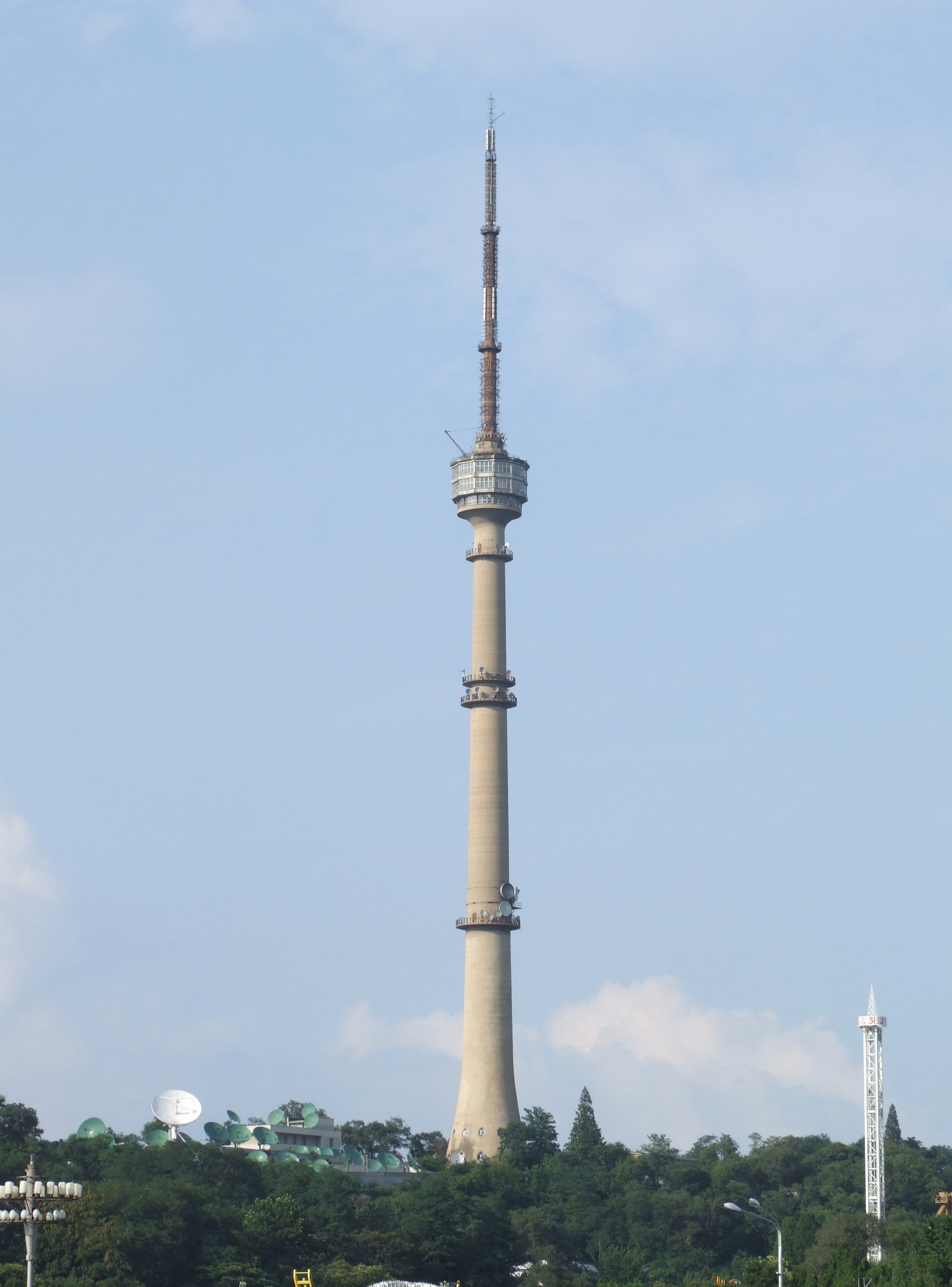 Menara TV Pyongyang direka bentuk selepas Menara Ostankino di Moscow