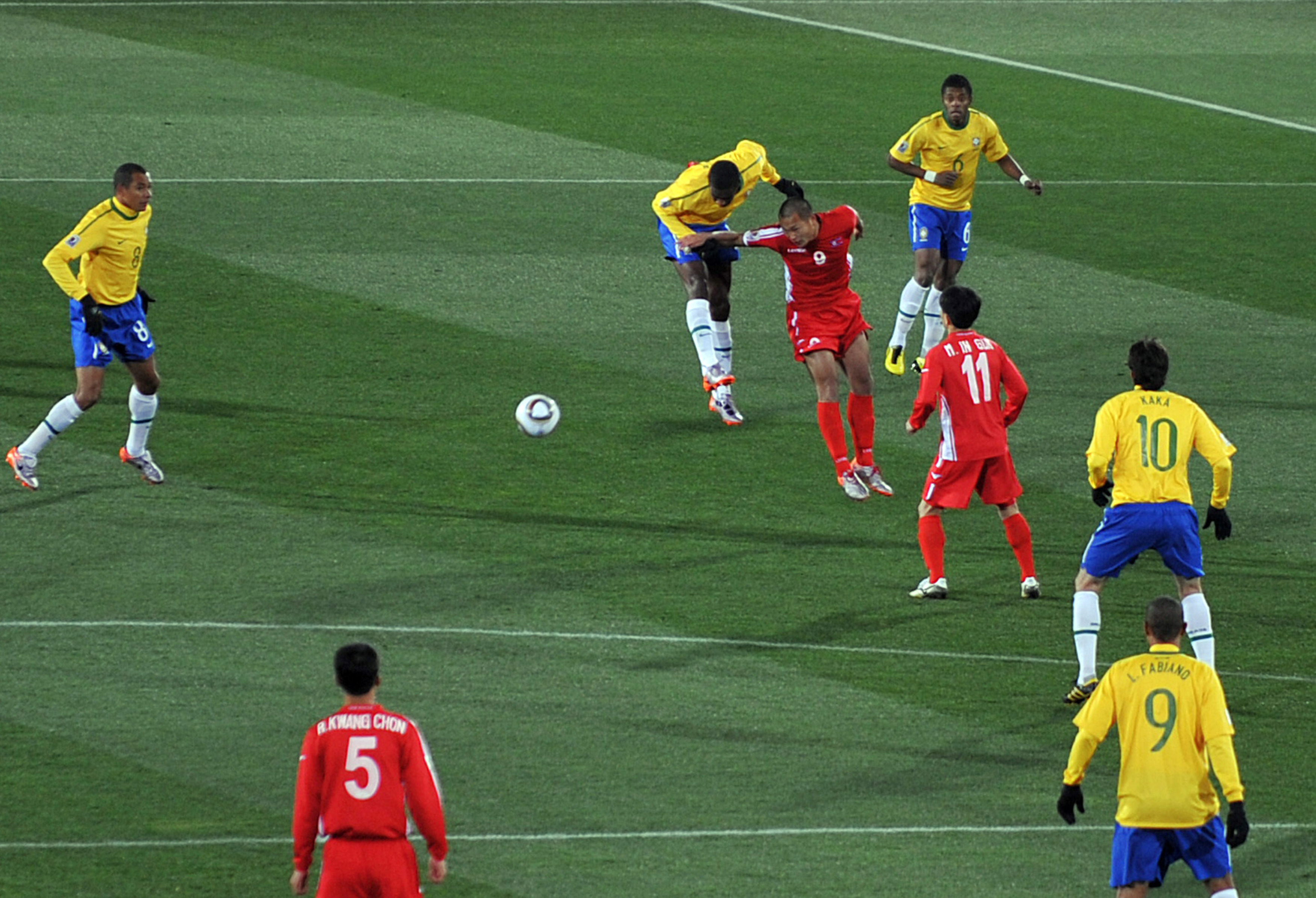 Korea Utara (berbaju merah) menentang Brazil pada Piala Dunia FIFA 2010