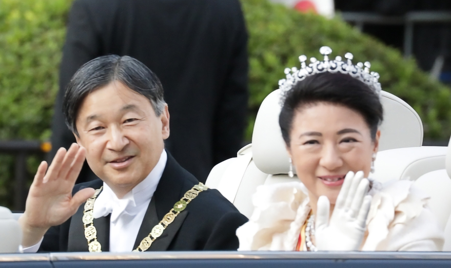 Kaisar Naruhito, kepala negara saat ini, dan Permaisuri Masako berpartisipasi dalam Prosesi Kekaisaran dengan mobil setelah Upacara Penobatan (祝賀御列の儀Shukuga Onretsu no GiBahasa Jepang) di Tokyo pada 10 November 2019.