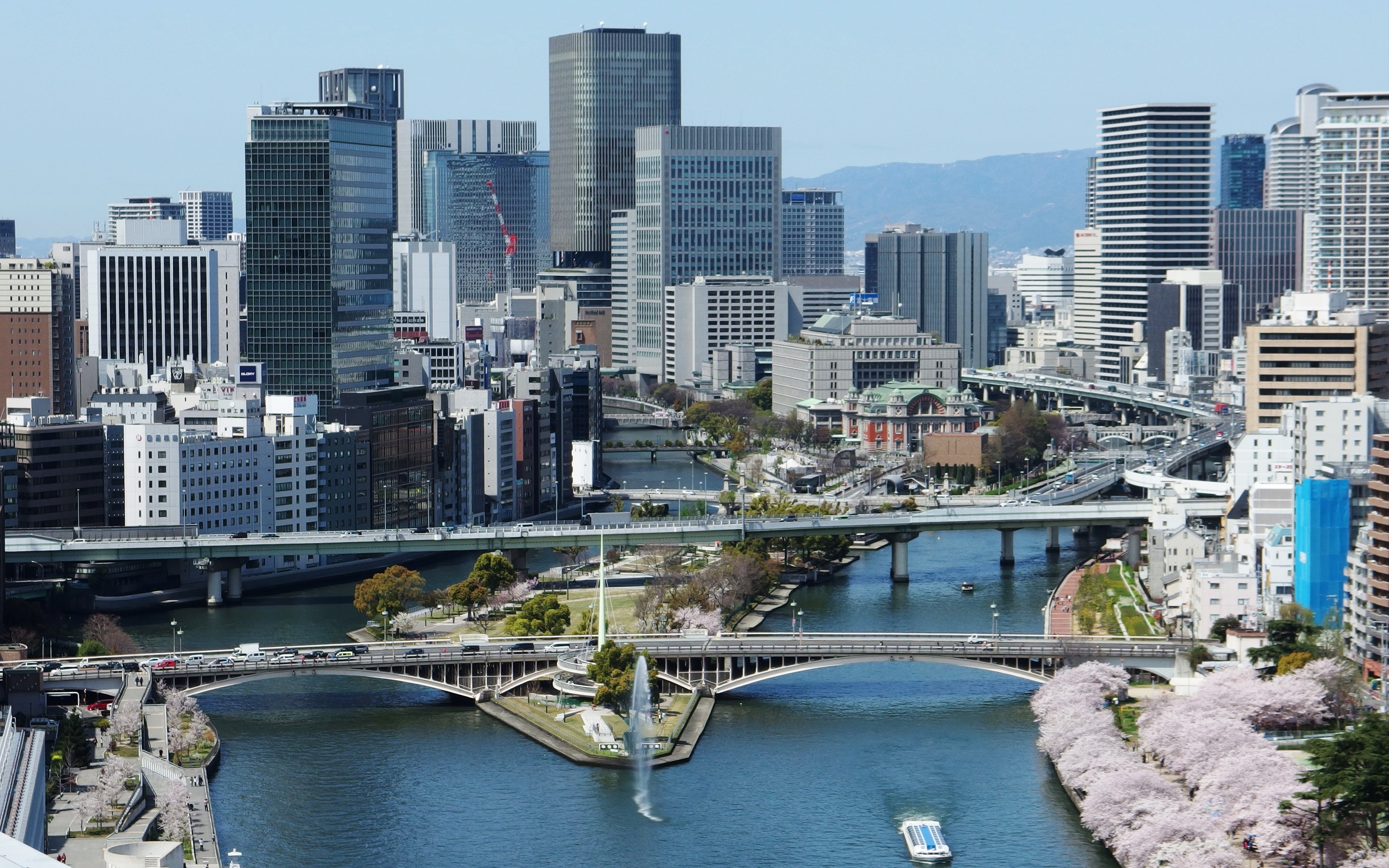 Gedung pencakar langit di Nakanoshima, Osaka; sebuah pusat keuangan utama di Jepang
