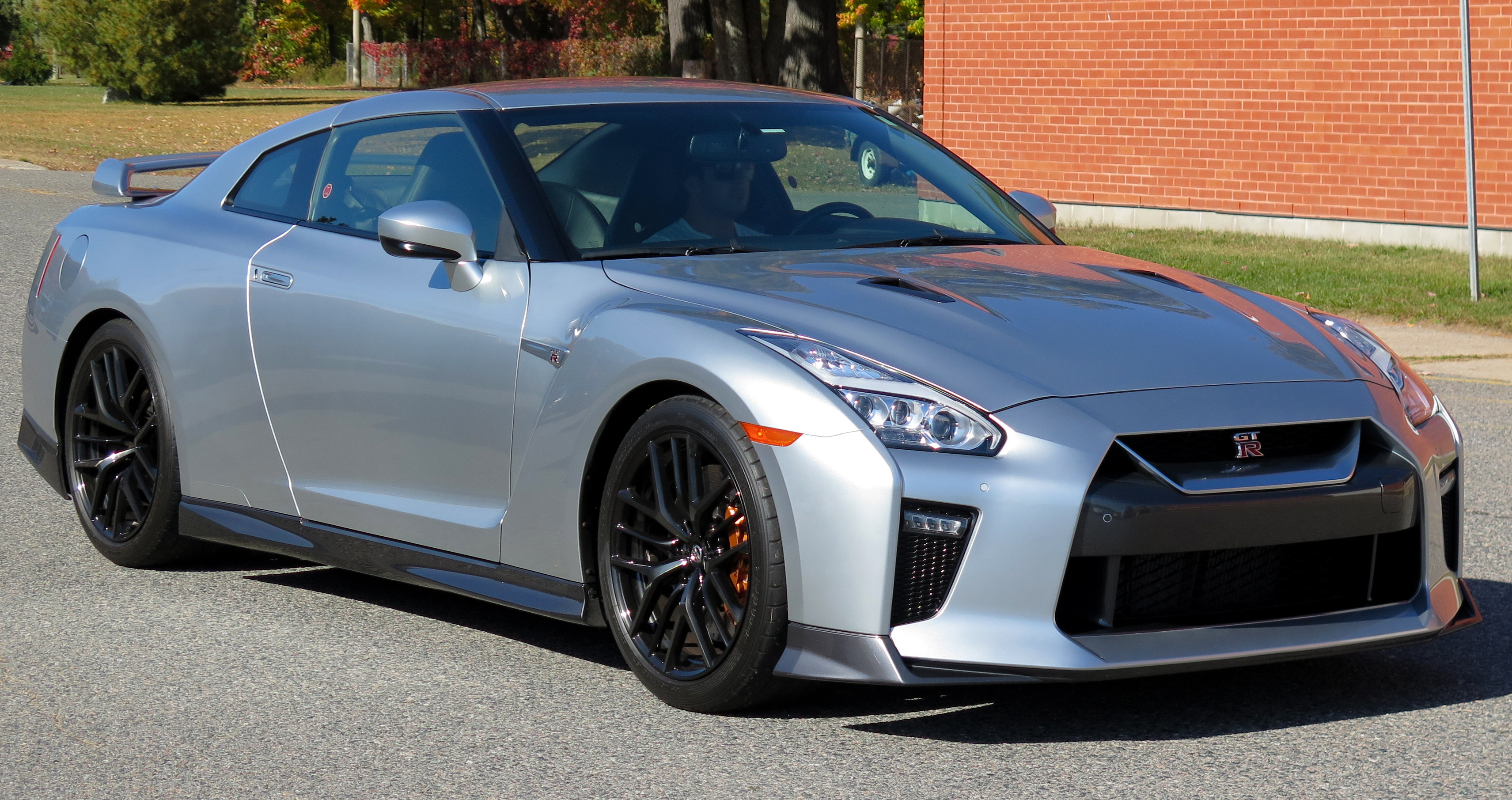 Nissan GT-R, sebuah mobil sport yang diproduksi oleh Nissan. Jepang adalah produsen kendaraan bermotor terbesar ketiga di dunia.