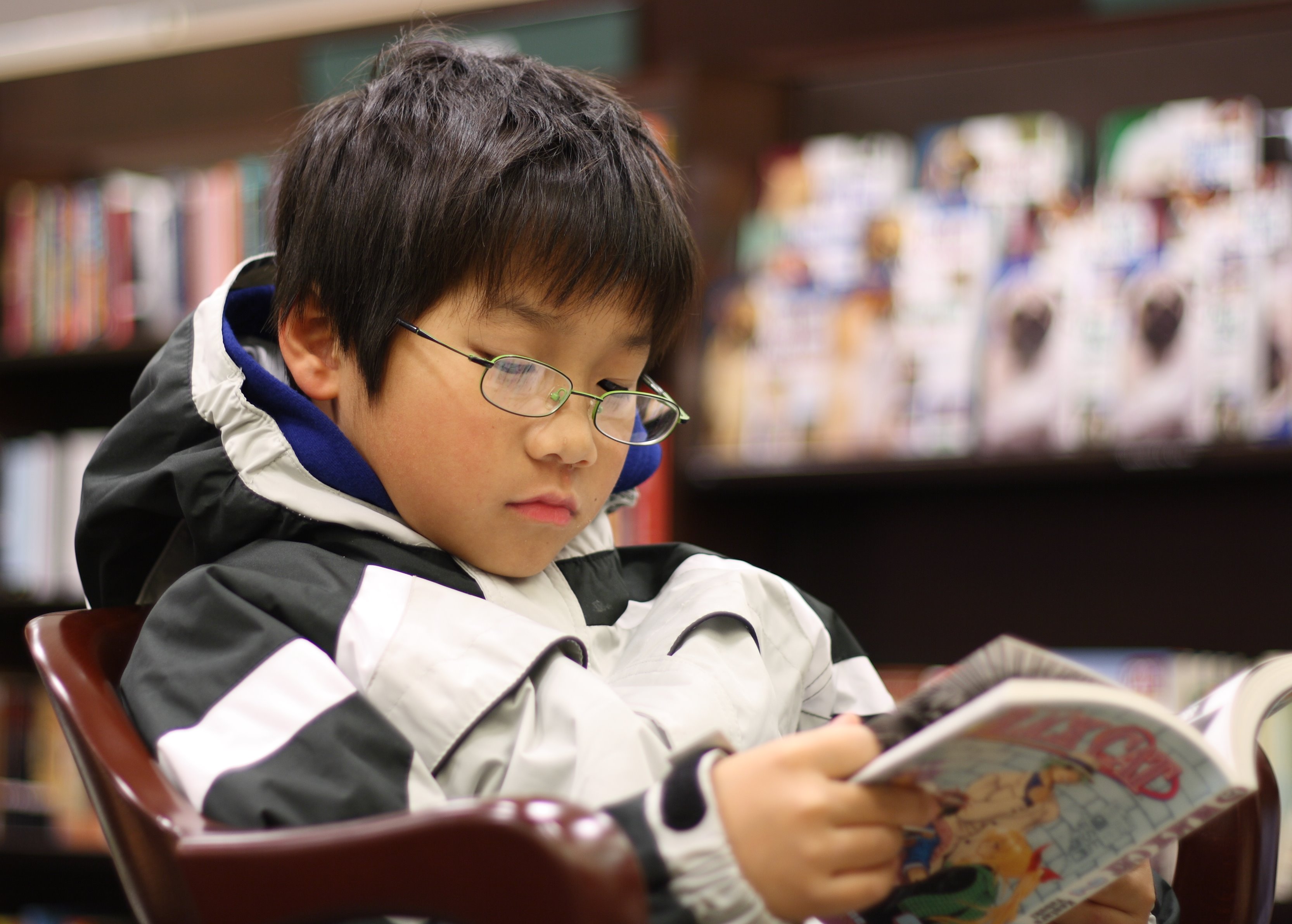 Một cậu bé đang đọc manga