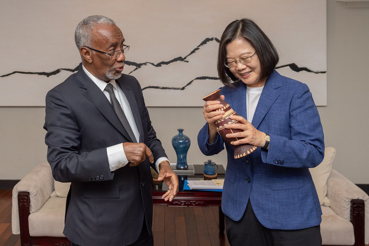 Bộ trưởng Ngoại giao Somaliland Hagi Mohamoud cùng Tổng thống Đài Loan Thái Anh Văn.