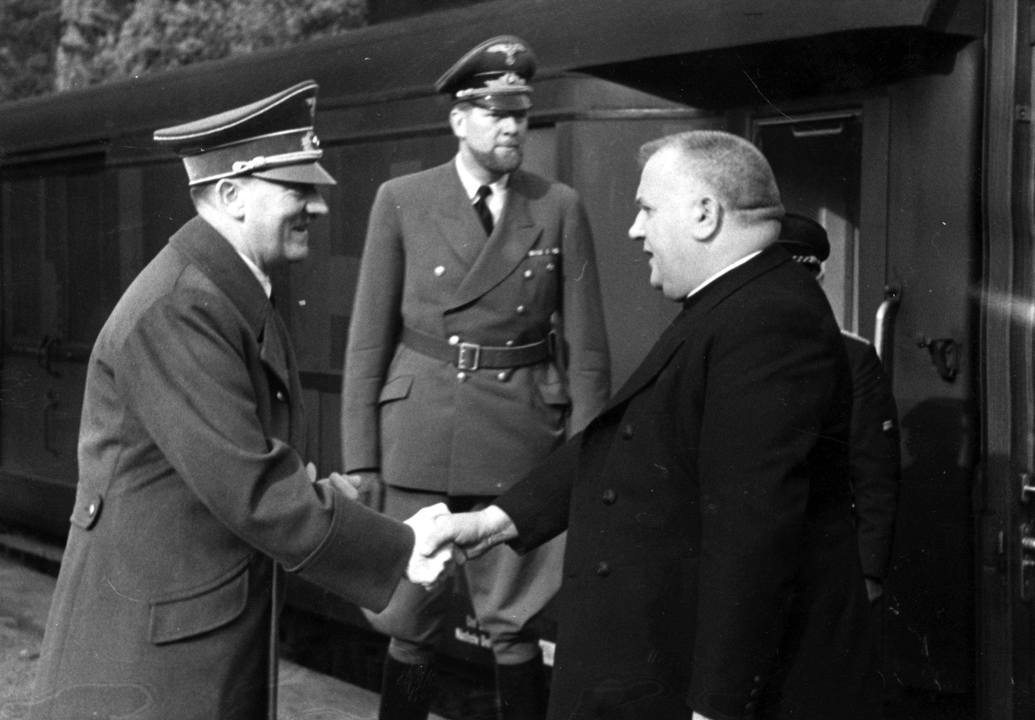 Adolf Hitler memberi salam kepada Jozef Tiso, presiden Republik Slovakia (Pertama), sebuah negara klien Jerman Nazi semasa Perang Dunia Kedua, 1941