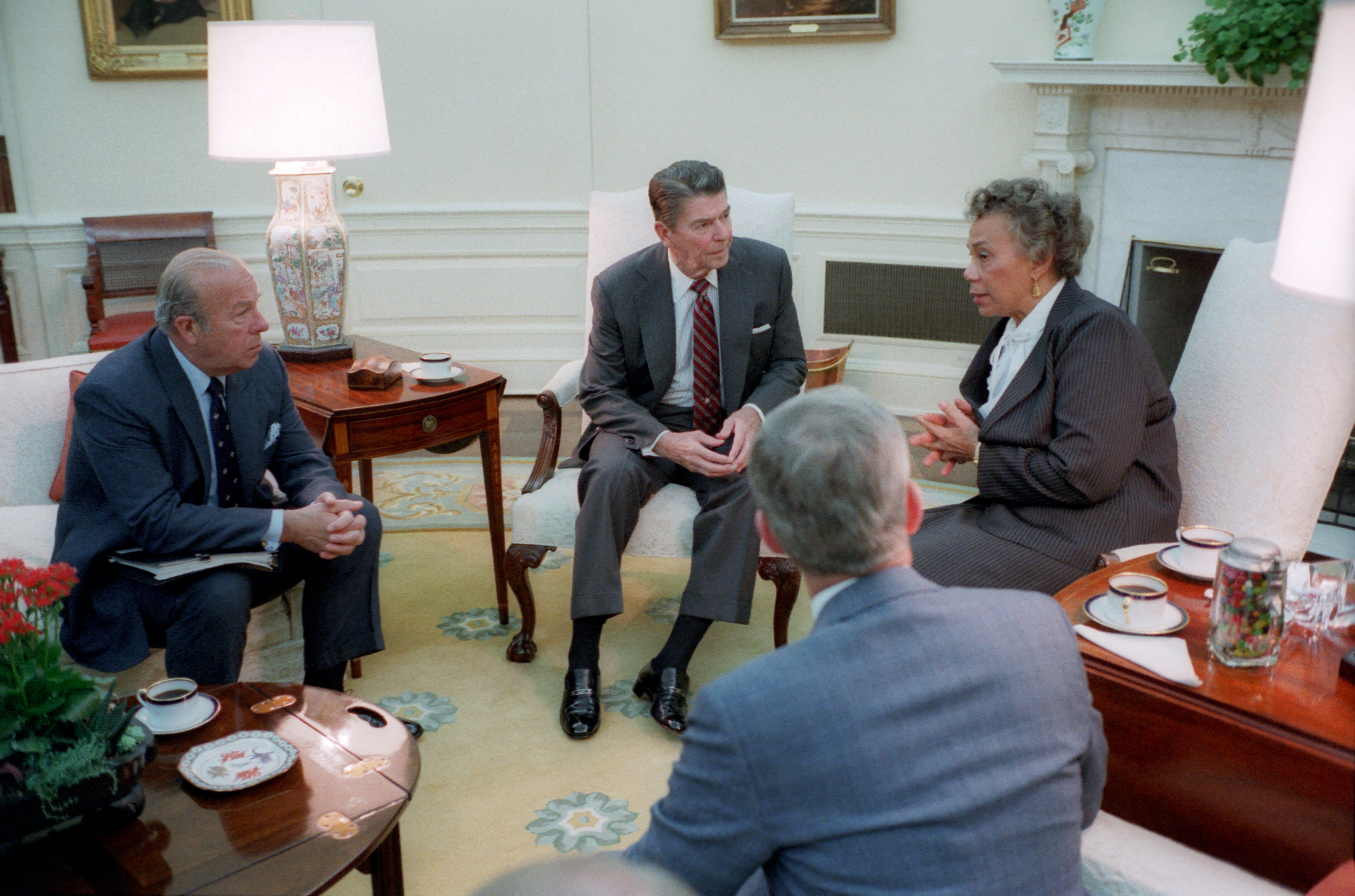 Eugenia Charles, Perdana Menteri Dominika 1980-1995, mendiskusikan situasi di Grenada pada tahun 1983 dengan Presiden AS Ronald Reagan.