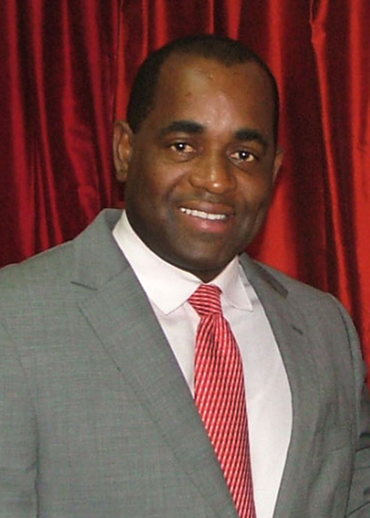 Roosevelt Skerrit, Perdana Menteri Persemakmuran Dominika. Kepemimpinannya menekankan pembangunan pasca-bencana dan program kewarganegaraan melalui investasi.