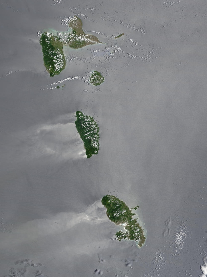 Foto satelit Dominika di tengah, dengan Guadeloupe di utara dan Martinique di selatan.
