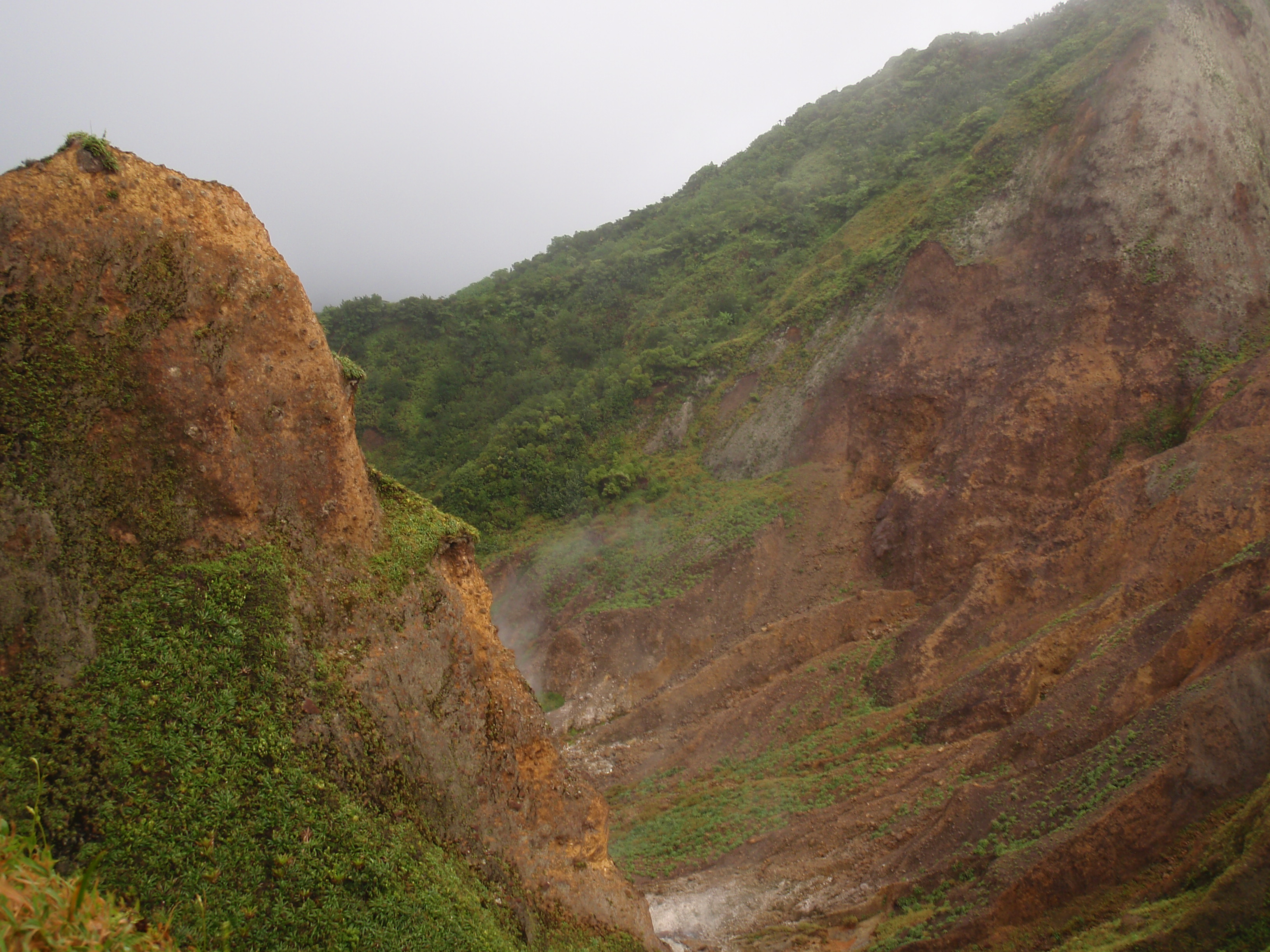 Taman Nasional Morne Trois Pitons, sebuah situs Warisan Dunia UNESCO.