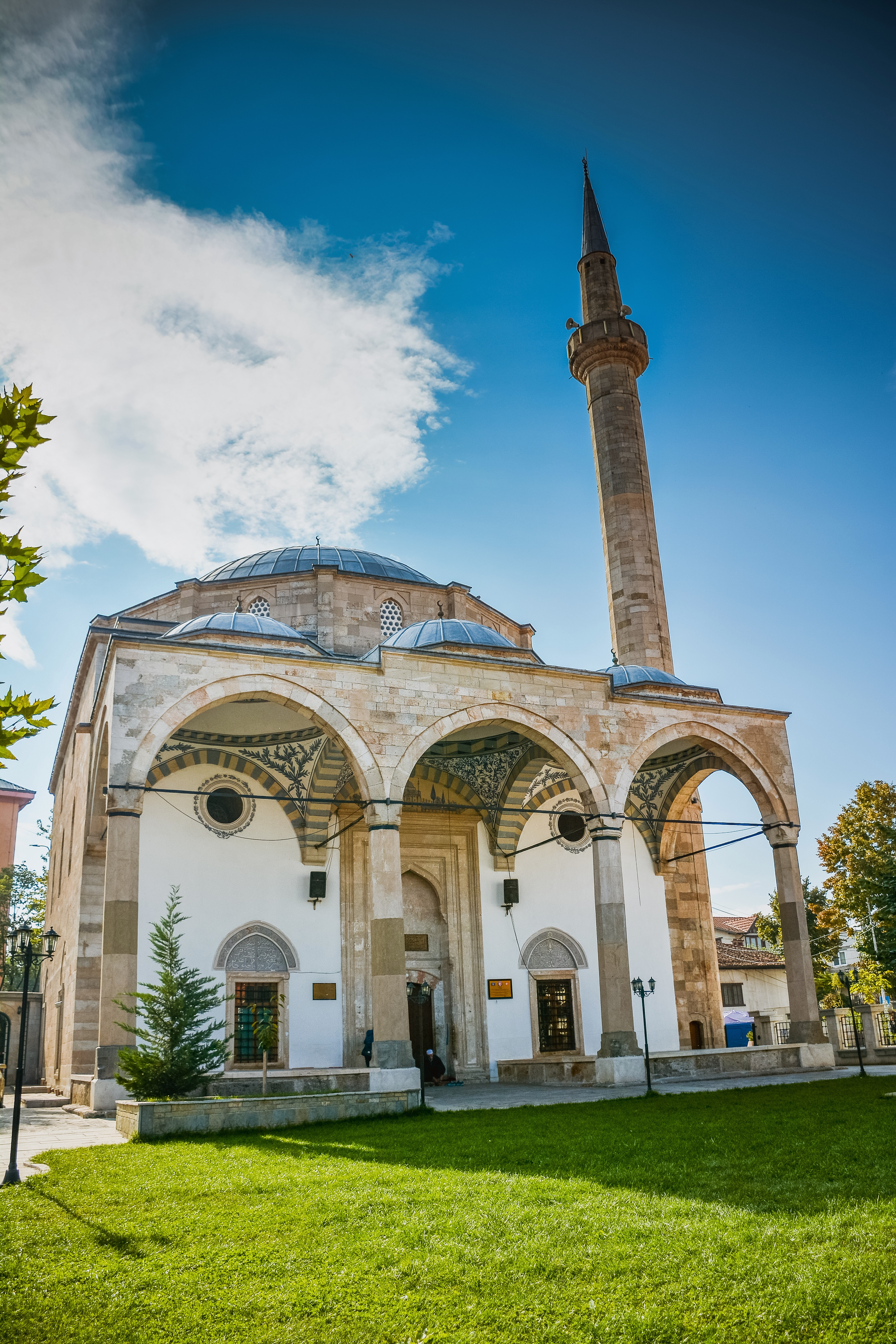 Nhà thờ Hồi giáo Hoàng gia Pristina được xây dựng bởi Sultan Mehmed II, năm 1461.