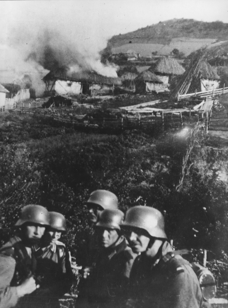Askar Jerman membakar sebuah kampung Serbia berhampiran Mitrovica, sekitar tahun 1941.