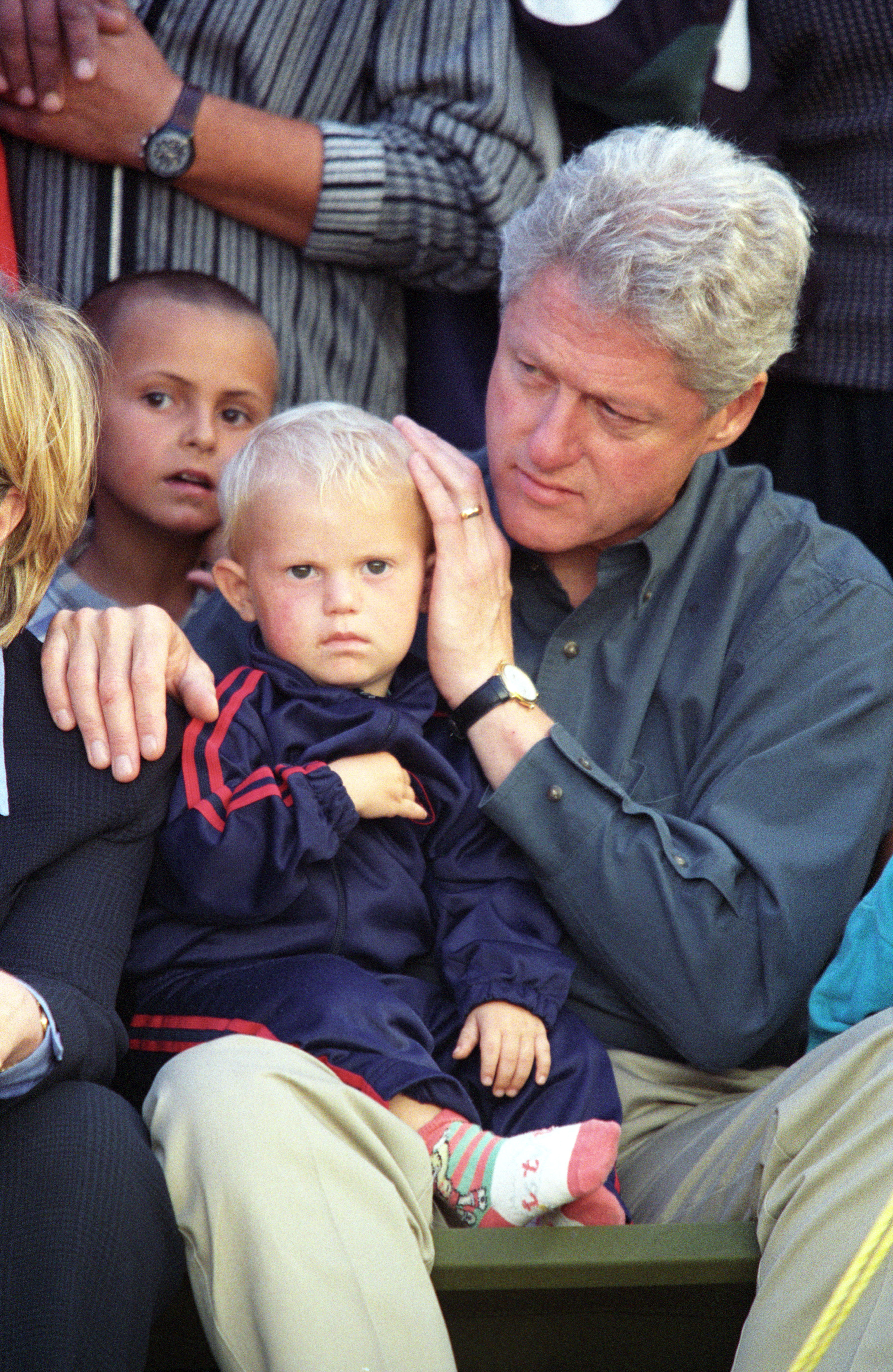 Presiden AS Bill Clinton bersama kanak-kanak Albania semasa lawatannya ke Kosovo, Jun 1999.