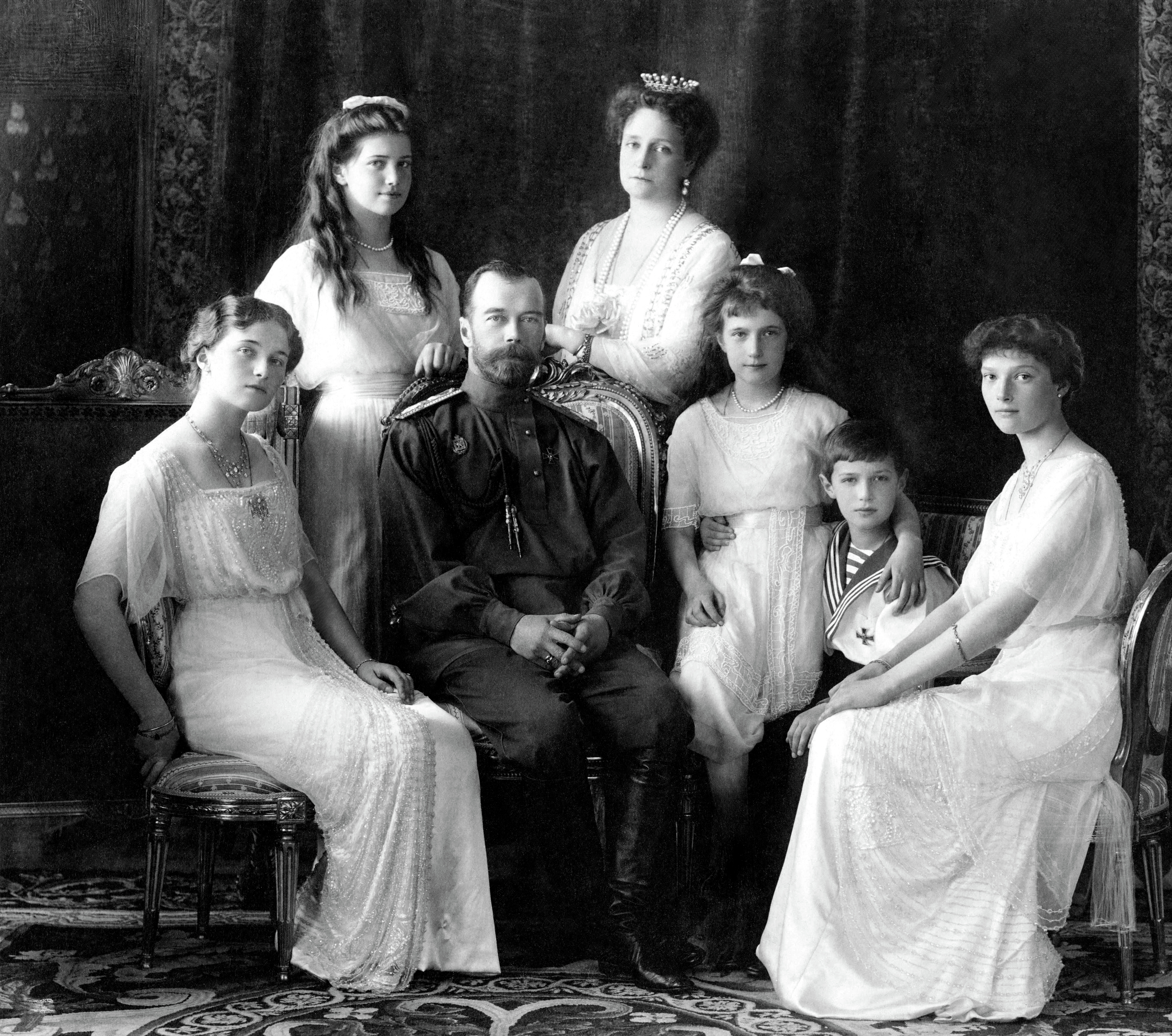 Kaisar Nikolai II dari Rusia dan keluarga Romanov dieksekusi oleh kaum Bolshevik pada tahun 1918.