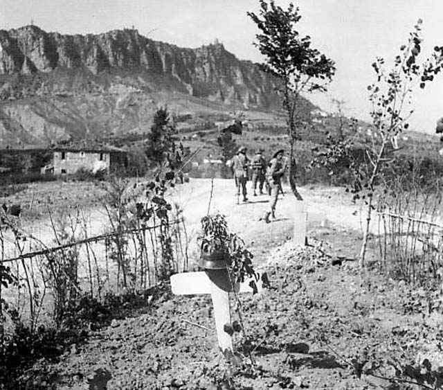 Askar British di Gunung Titano semasa Pertempuran San Marino, September 1944.