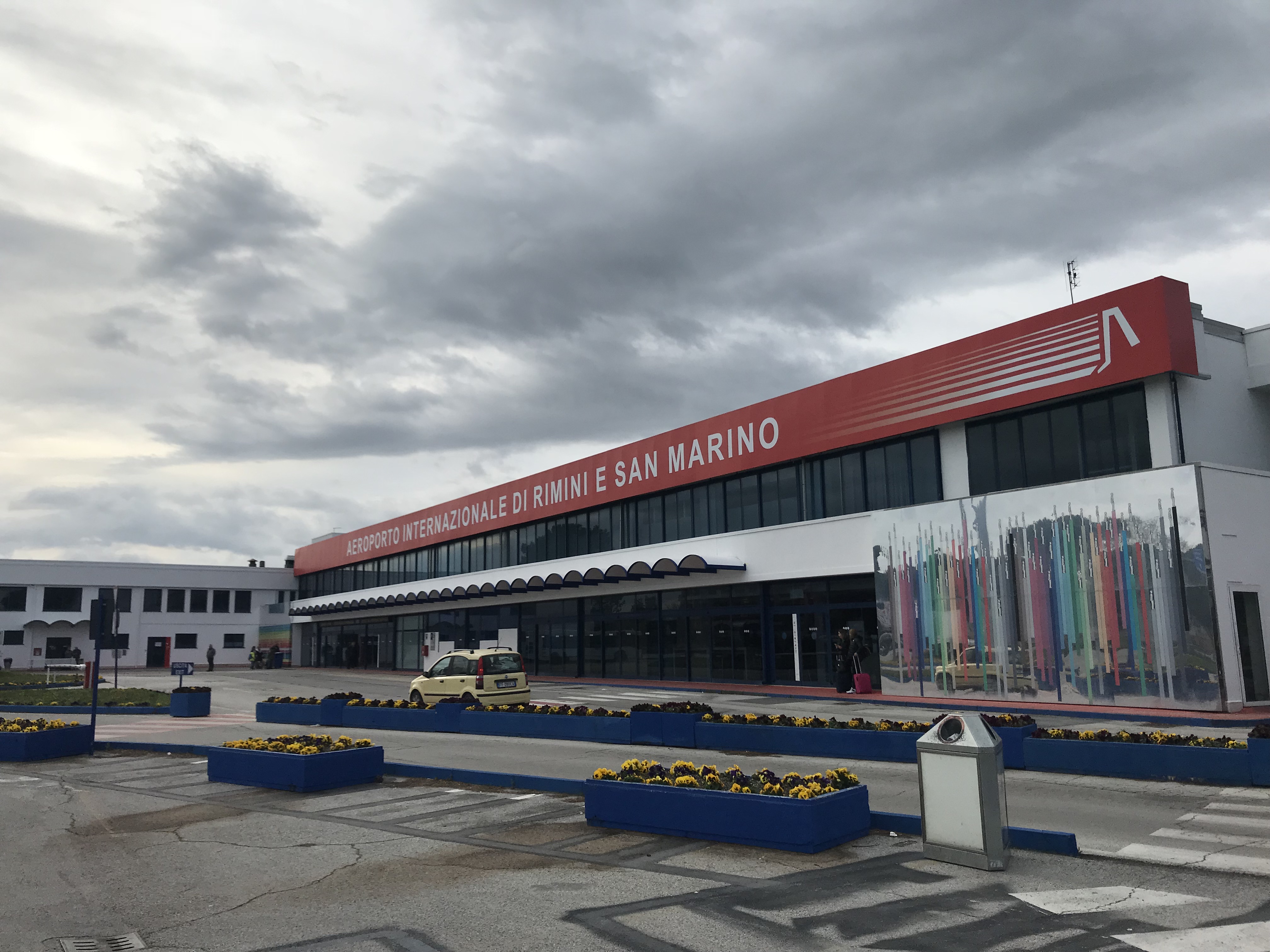 Terminal Lapangan Terbang Fellini pada Mac 2018, selepas dicat semula.