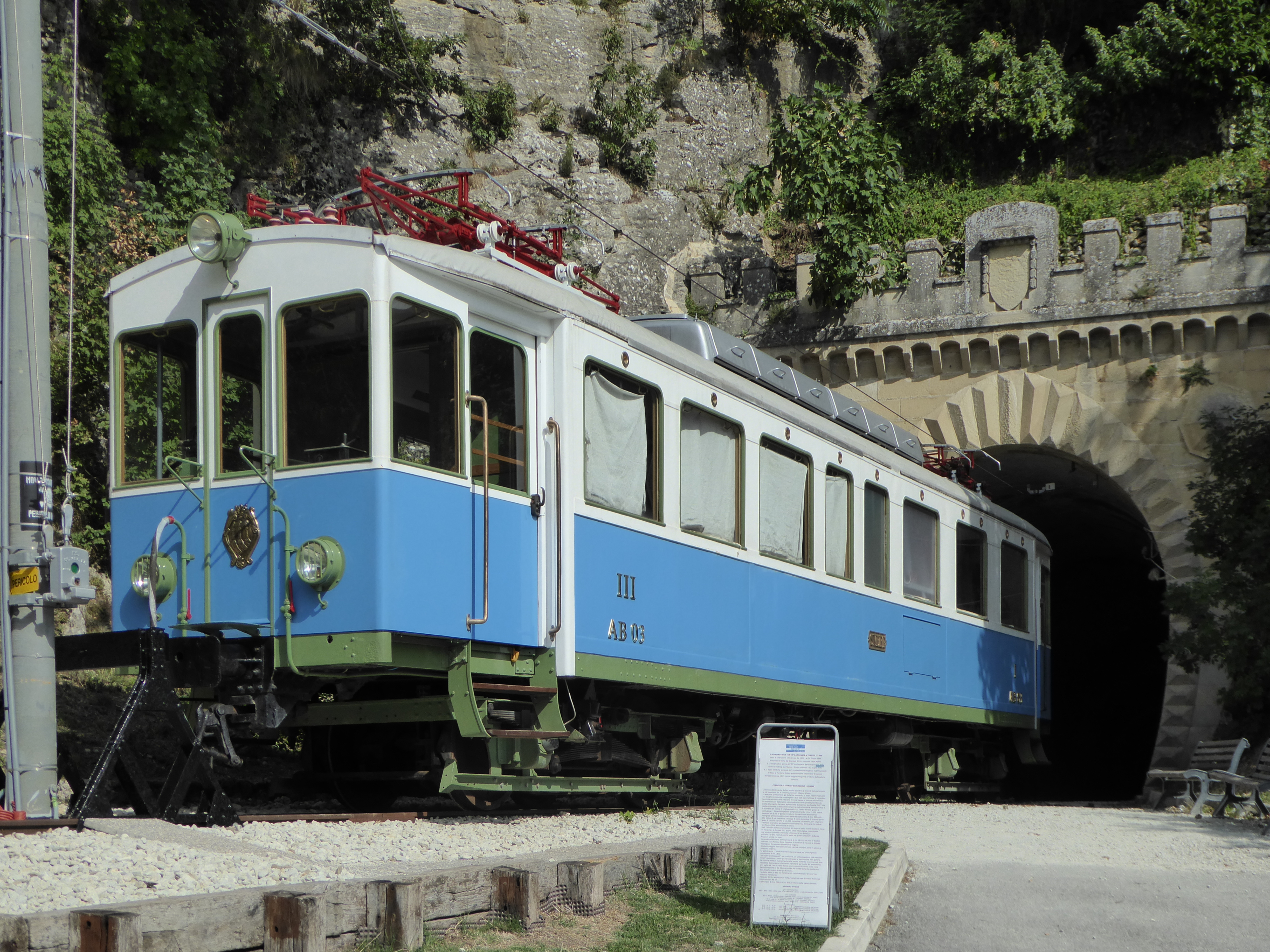 Lokomotif AB-03 yang dipulihkan dan sebahagian landasan Kereta Api Rimini-San Marino yang diaktifkan semula, dibuka di Bandaraya San Marino.