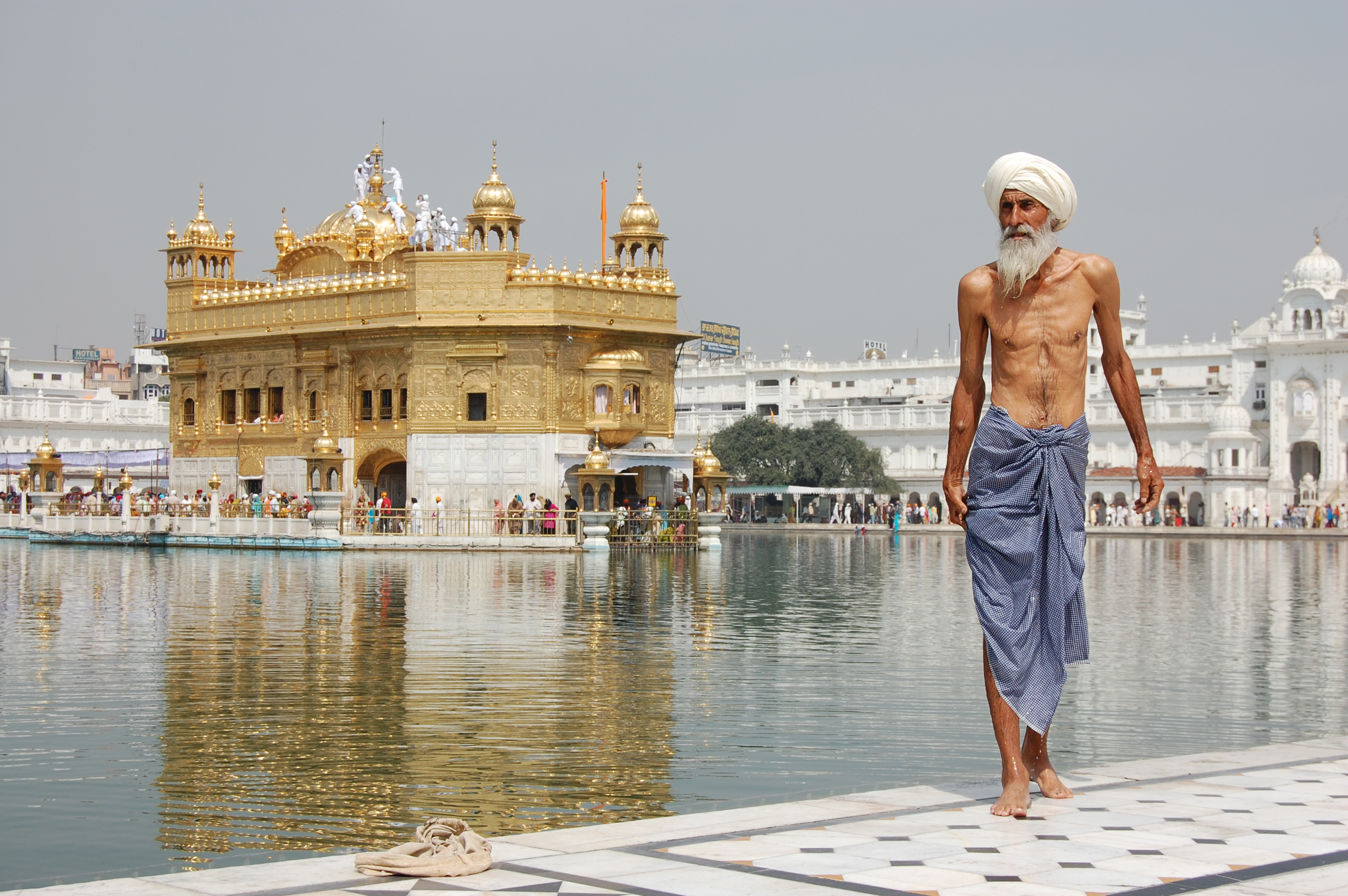 Seorang penziarah Sikh di Harmandir Sahib, atau Kuil Emas, di Amritsar, Punjab.