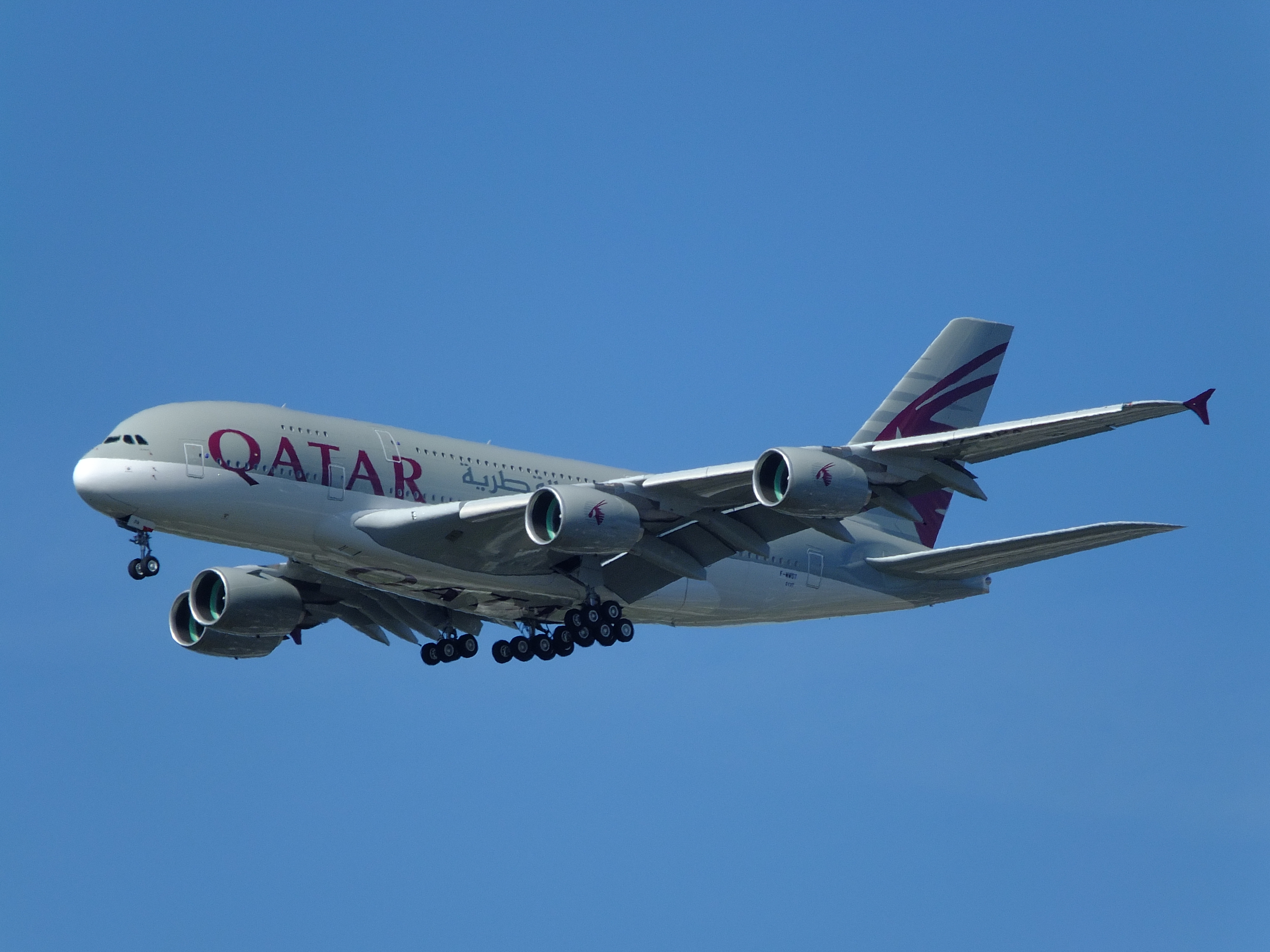 Qatar Airways Airbus A380. Qatar Airways, salah satu syarikat penerbangan terbesar di dunia, menghubungkan lebih 150 destinasi antarabangsa dari pangkalannya di Doha.