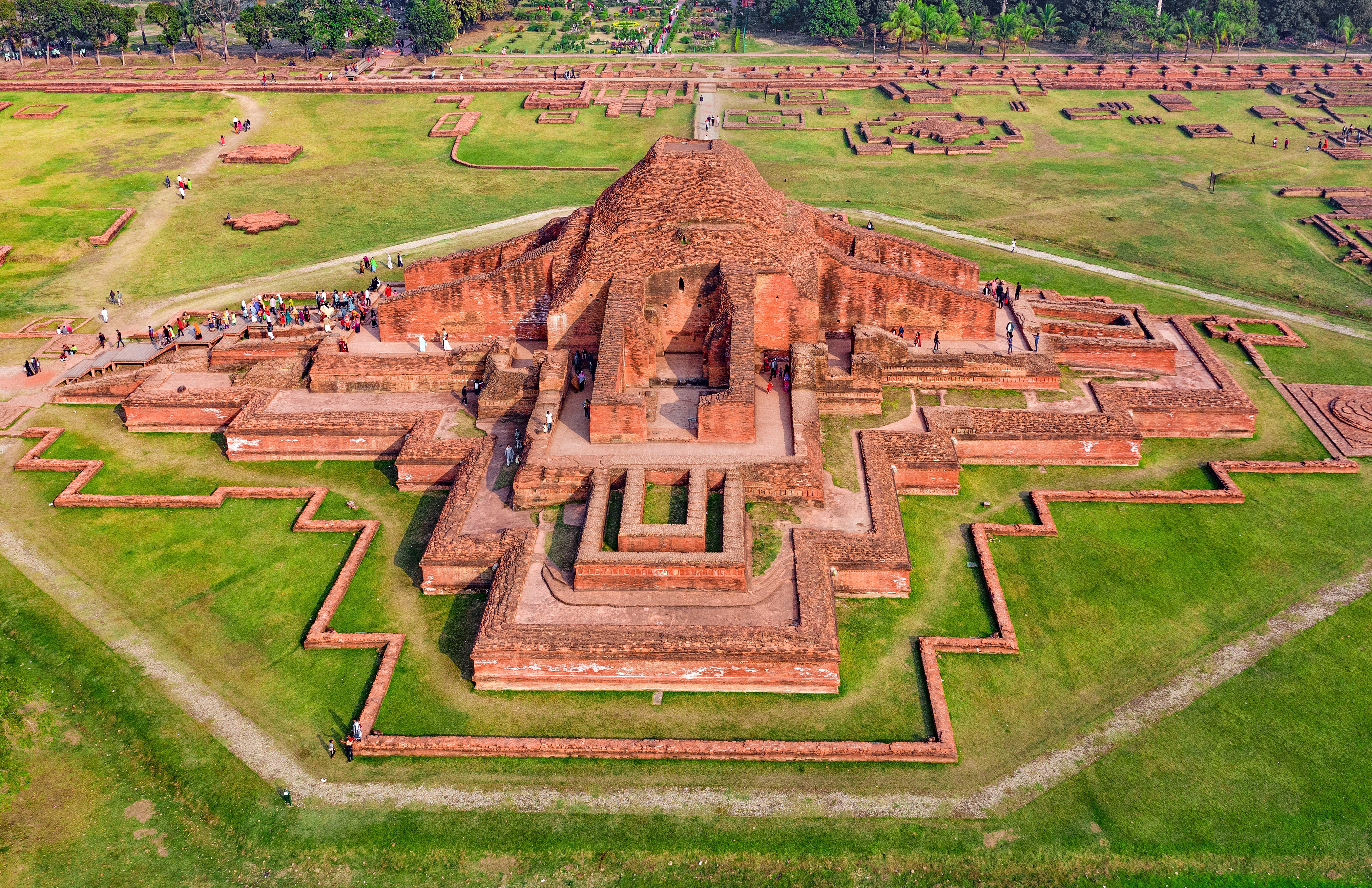Somapura Mahavihara di Paharpur, sebuah situs Warisan Dunia UNESCO dan salah satu vihara Buddha terbesar di anak benua India, dibangun pada abad ke-8 oleh Dinasti Pala.