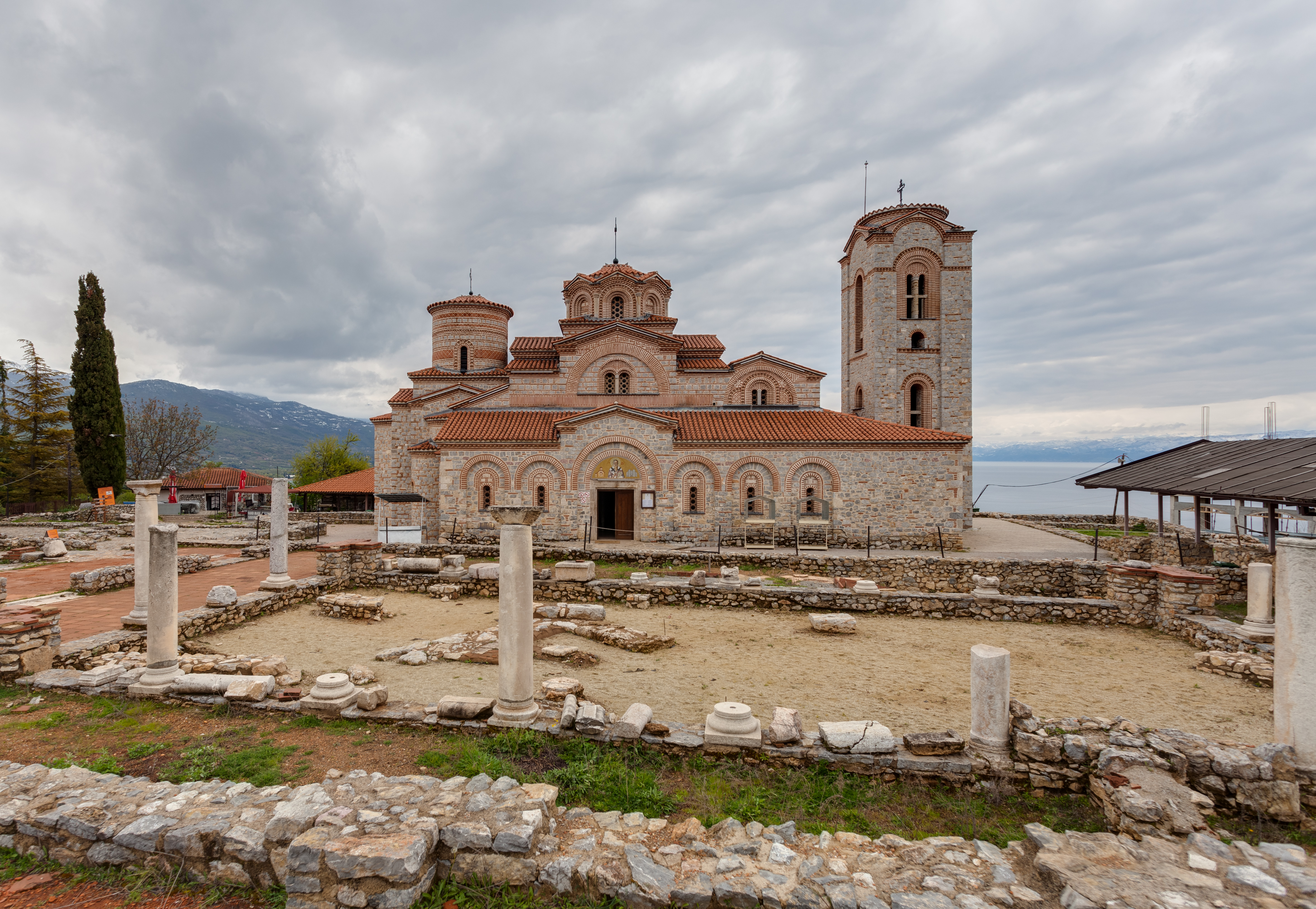 Nhà thờ Thánh Clement và Panteleimon. Cả hai nhà thờ Thánh Sophia và Thánh Clement và Panteleimon đều nằm ở Ohrid.