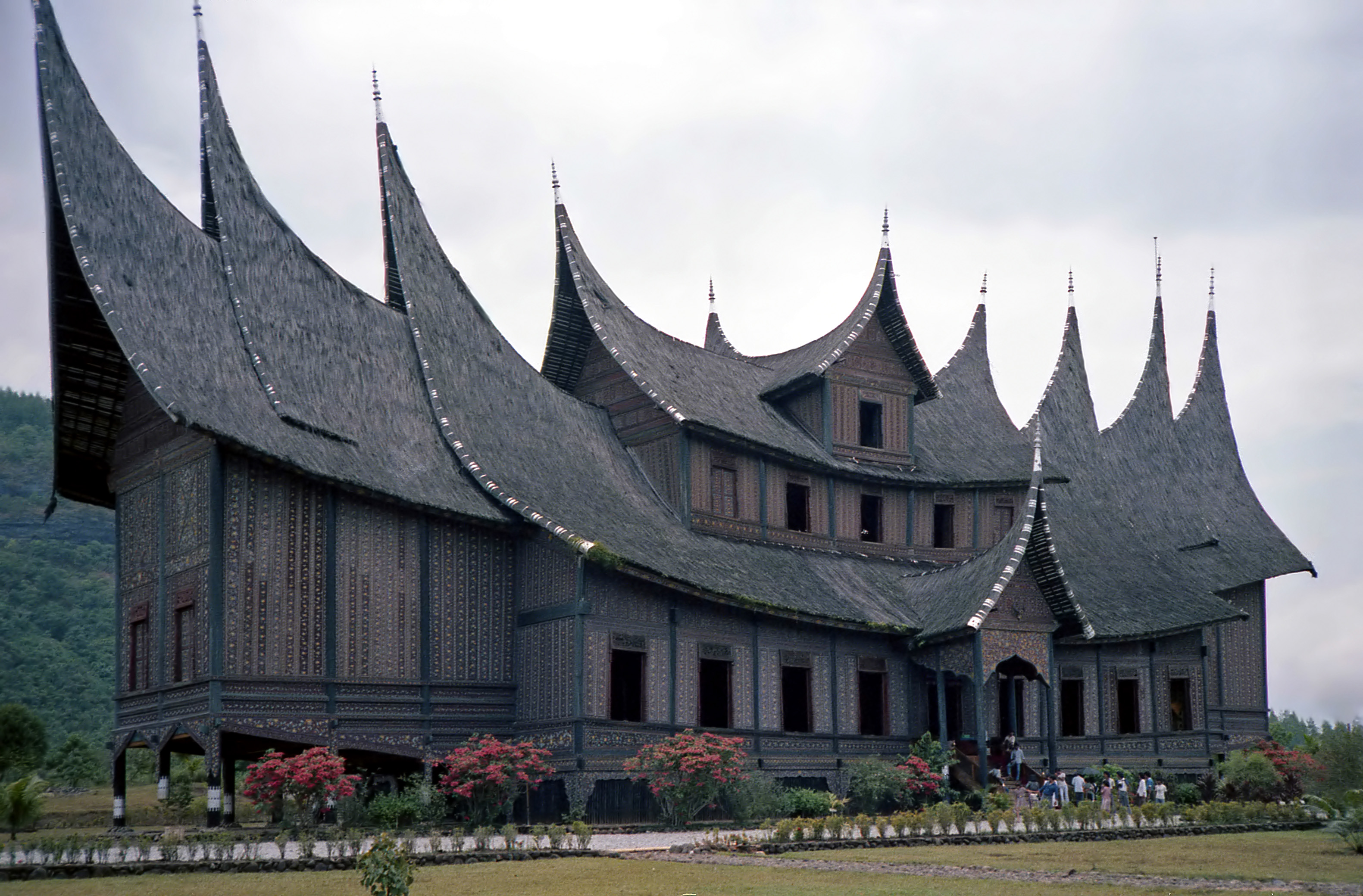 Istana Pagaruyung, seni bina Minangkabau dari Sumatera Barat.
