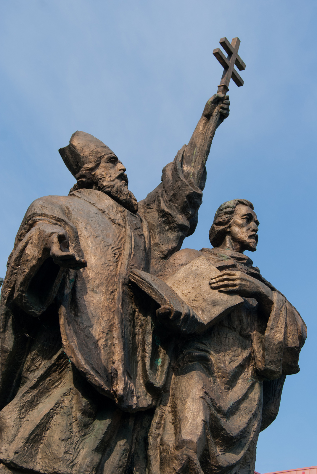 Patung Santo Cyril dan Santo Methodius di Žilina. Pada tahun 863, mereka memperkenalkan agama Kristian ke wilayah yang kini dikenali sebagai Slovakia.