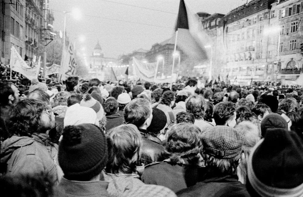 Revolusi Baldu menamatkan 41 tahun pemerintahan komunis autoritarian di Czechoslovakia pada tahun 1989.