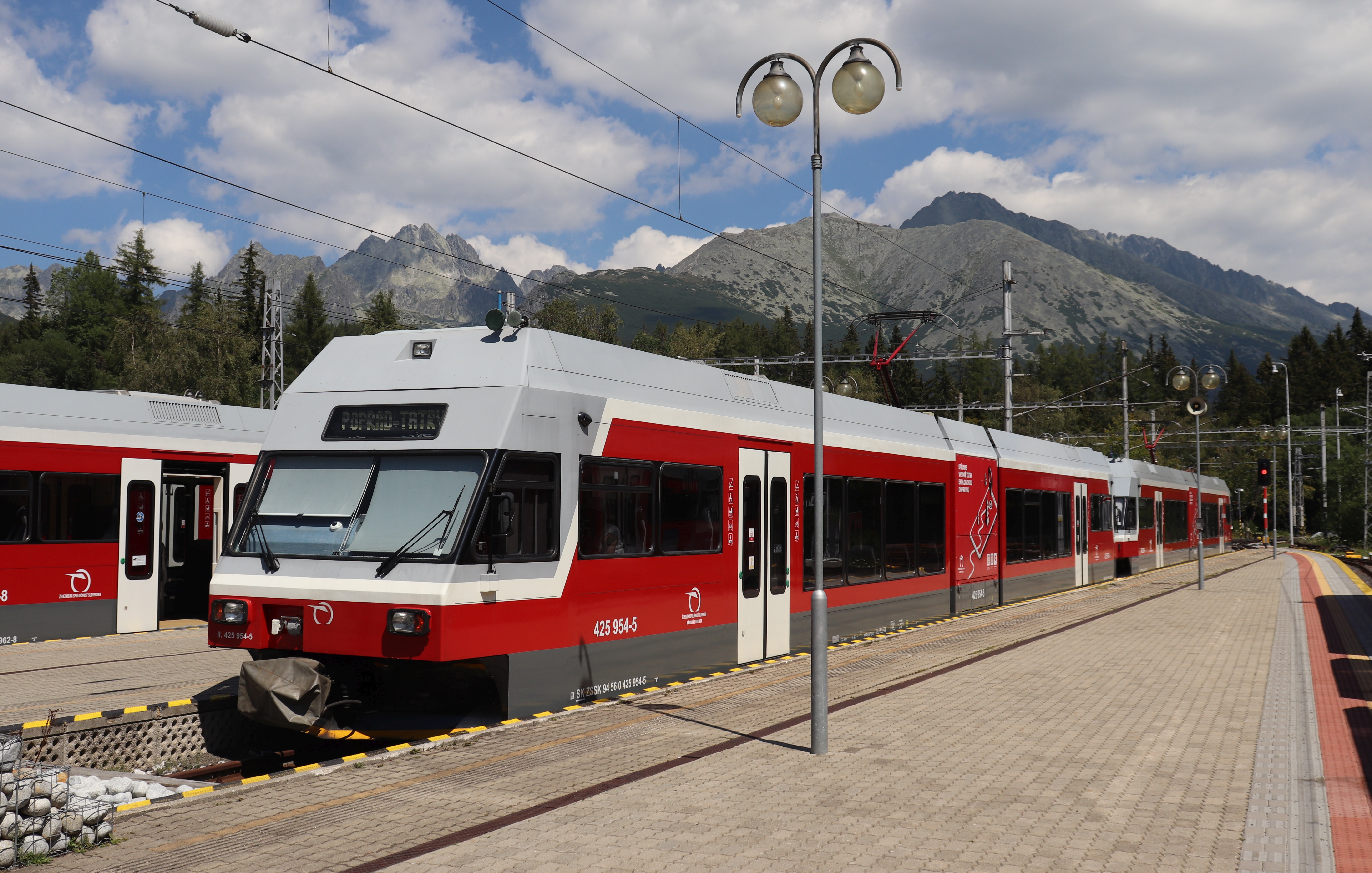 Sebuah kereta api di bandar utara Vysoké Tatry