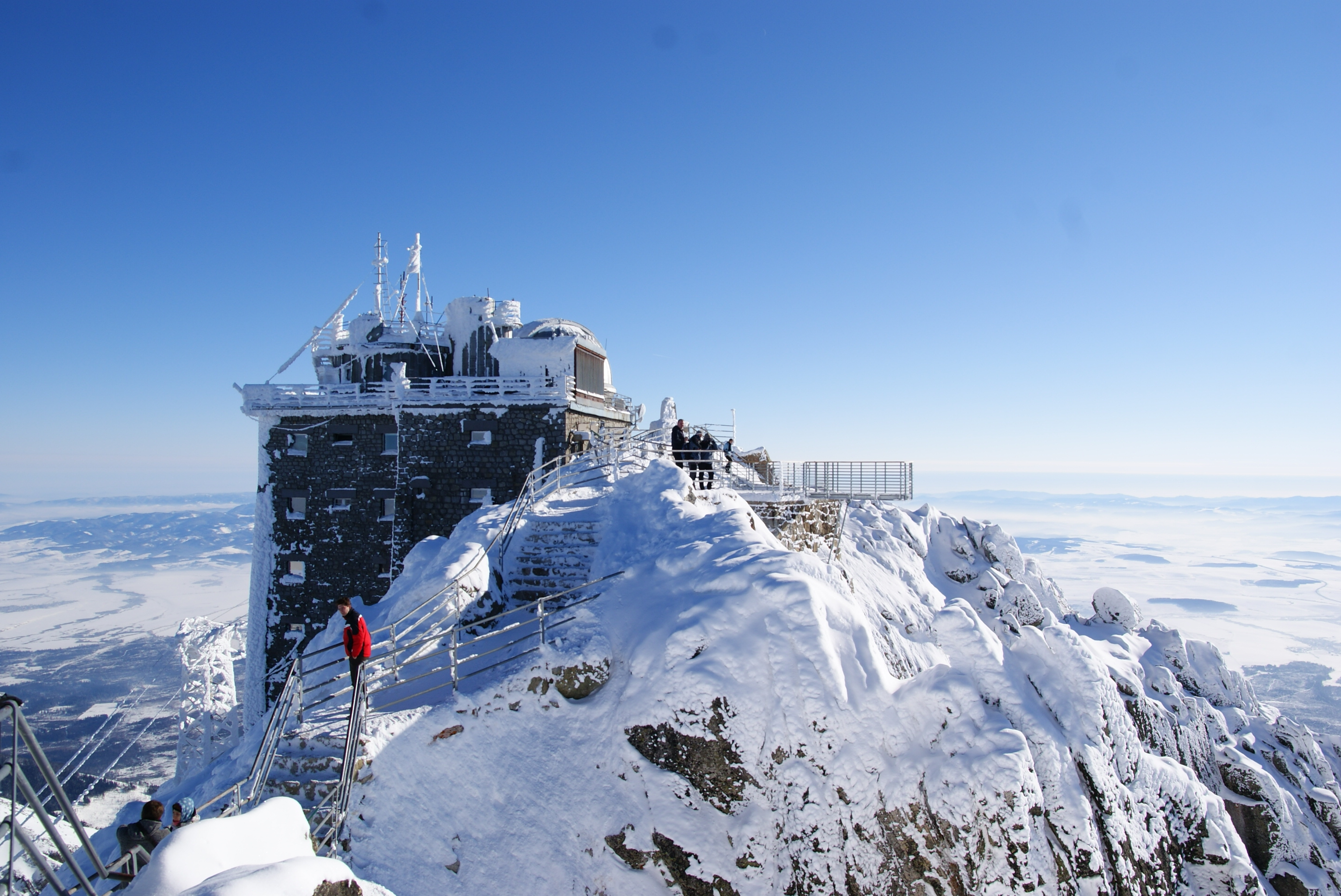 Balai Cerap di puncak Lomnický štít, pada ketinggian 2.63 K m dari aras laut.