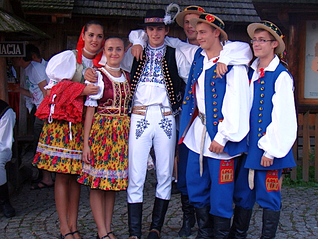 Orang Slovakia mengenakan pakaian adat dari Slovakia Timur
