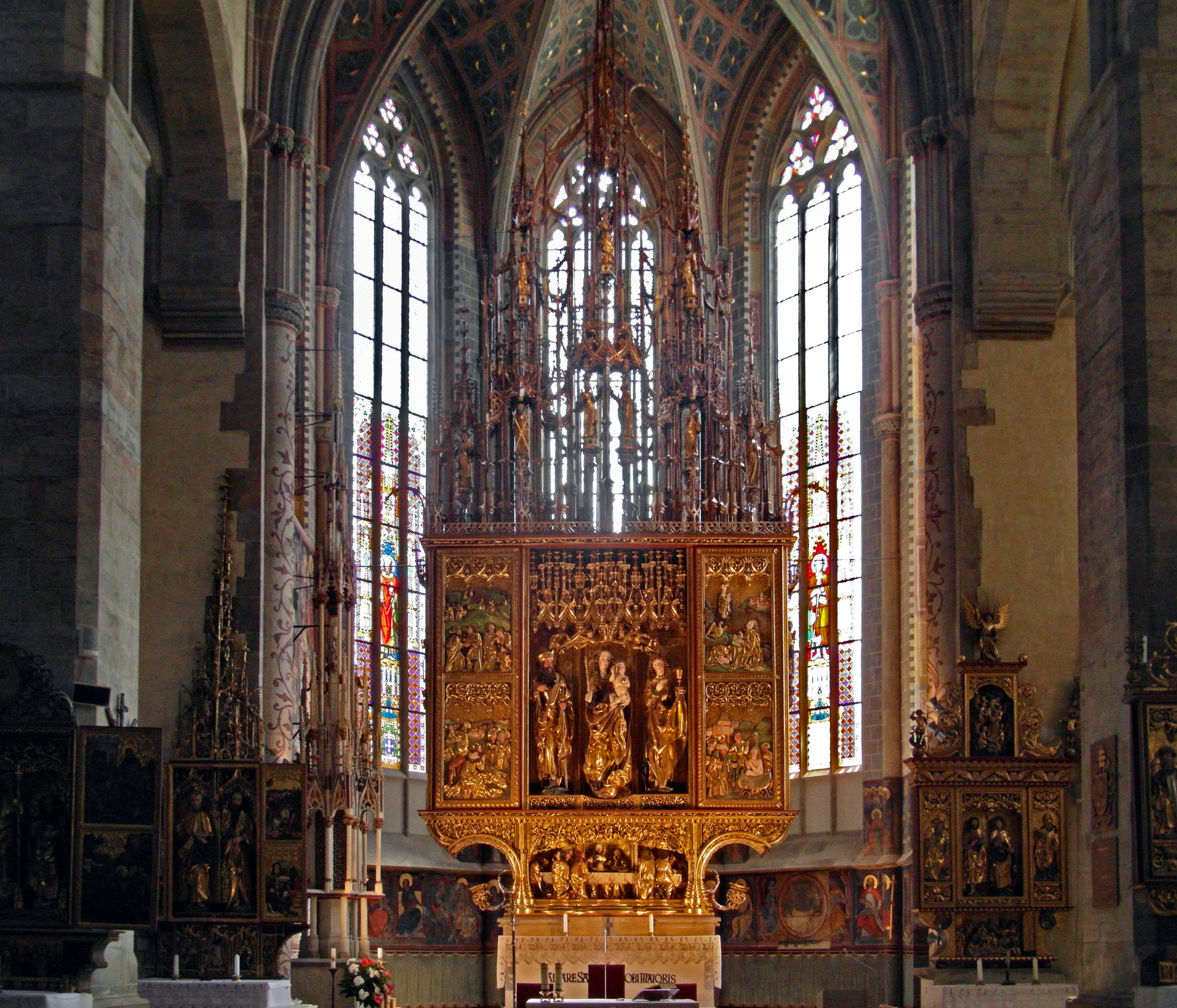 Altar utama di Basilika St. James, hasil kerja Master Paul dari Levoča, 1517. Ia adalah altar kayu tertinggi di dunia