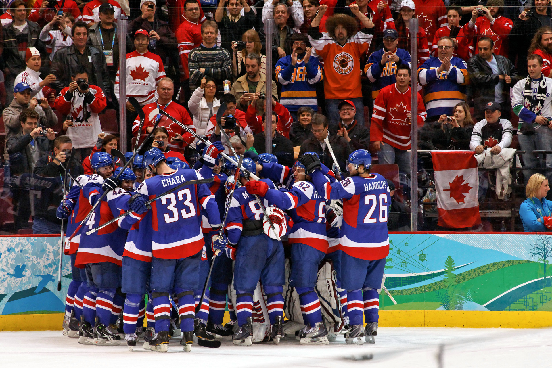 Pasukan hoki ais kebangsaan Slovakia meraikan kemenangan menentang Sweden pada Sukan Olimpik Musim Sejuk 2010