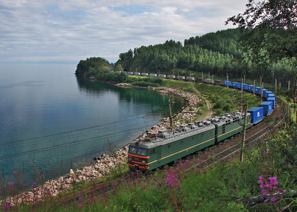 Jalur Kereta Trans-Siberia adalah jalur kereta api terpanjang di dunia, menghubungkan Moskwa ke Vladivostok.