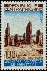 Setem Afrika Tengah 1967 yang menggambarkan Megalit Bouar, bertarikh dari Zaman Neolitik akhir (kk. 3500-2700 SM).