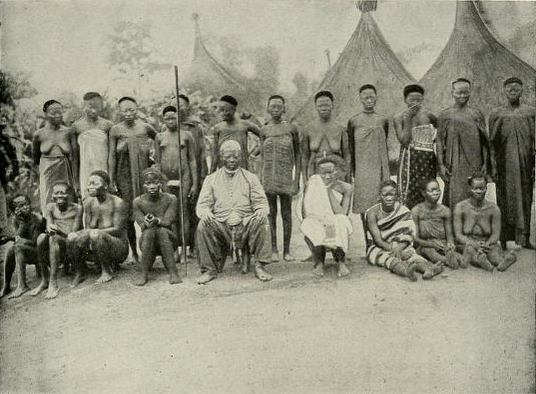 Sultan Bangassou dan isteri-isterinya, 1906.