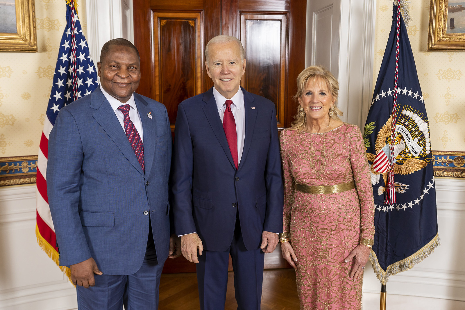 Tổng thống Cộng hòa Trung Phi Faustin-Archange Touadéra (trái) cùng Tổng thống Hoa Kỳ Joe Biden và Đệ nhất Phu nhân Hoa Kỳ Tiến sĩ Jill Biden, ngày 14 tháng 12 năm 2022.