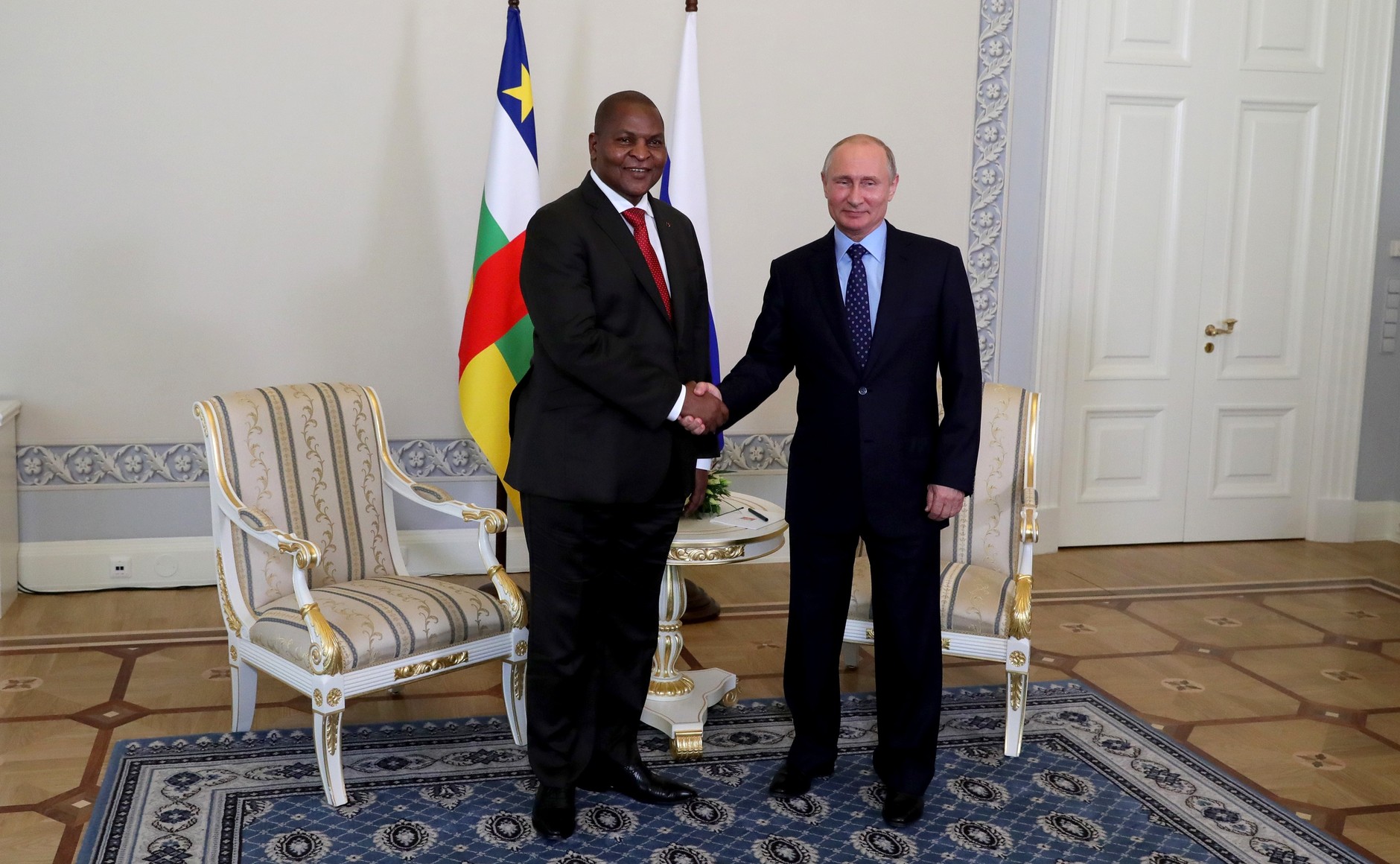 Presiden Faustin-Archange Touadéra bersama Presiden Rusia Vladimir Putin, 23 Mei 2018.