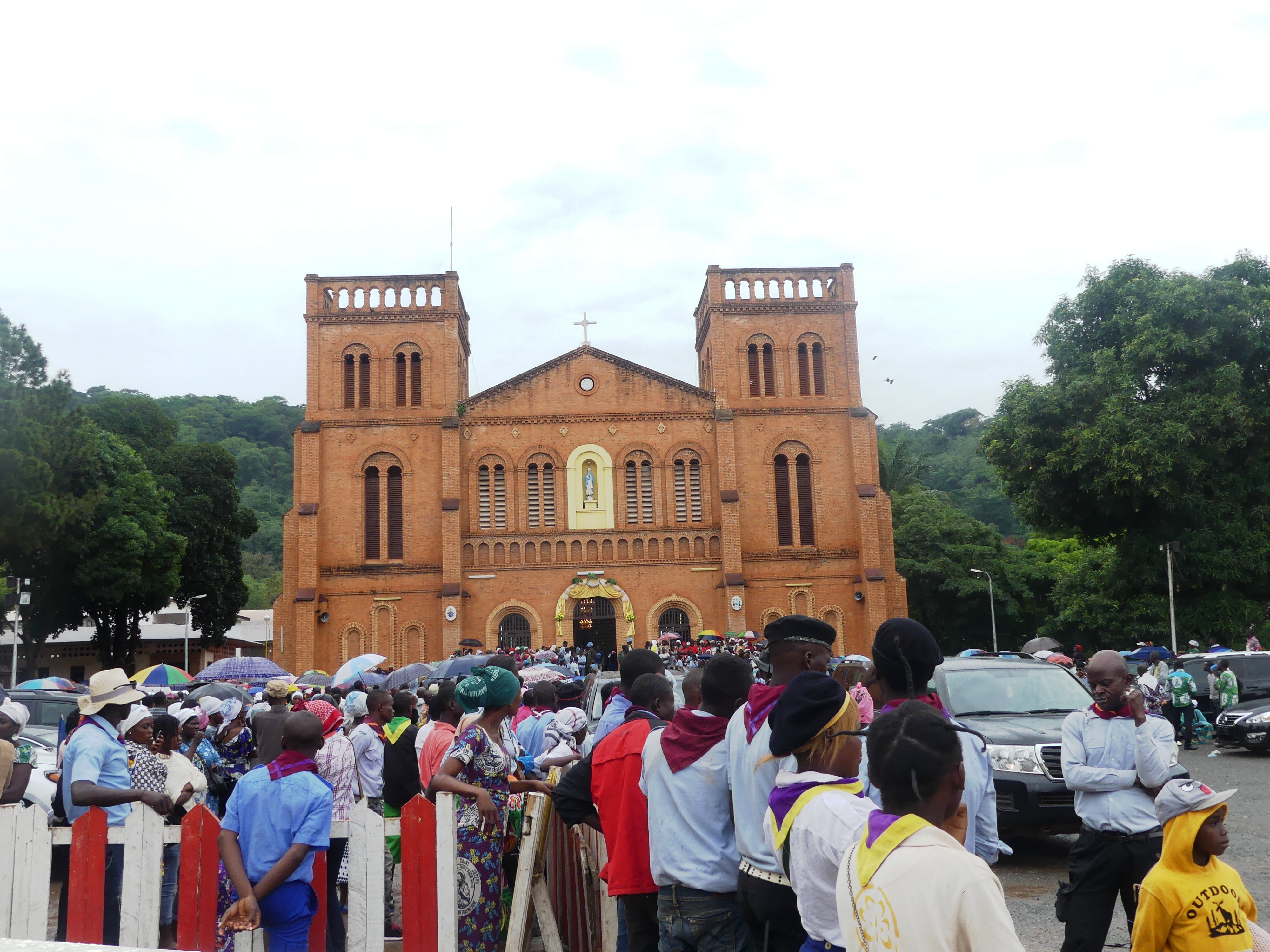 Para penganut di Katedral Bangui. Agama Kristian adalah agama utama di Republik Afrika Tengah.
