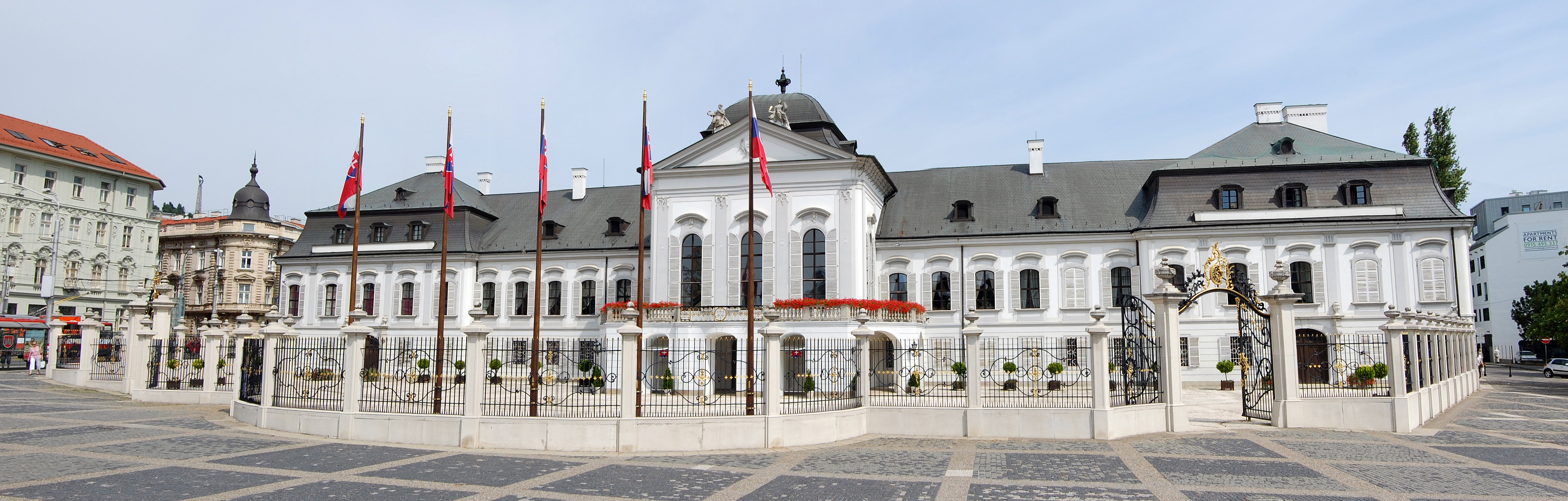 Istana Grassalkovich di Bratislava ialah kediaman Presiden Slovakia