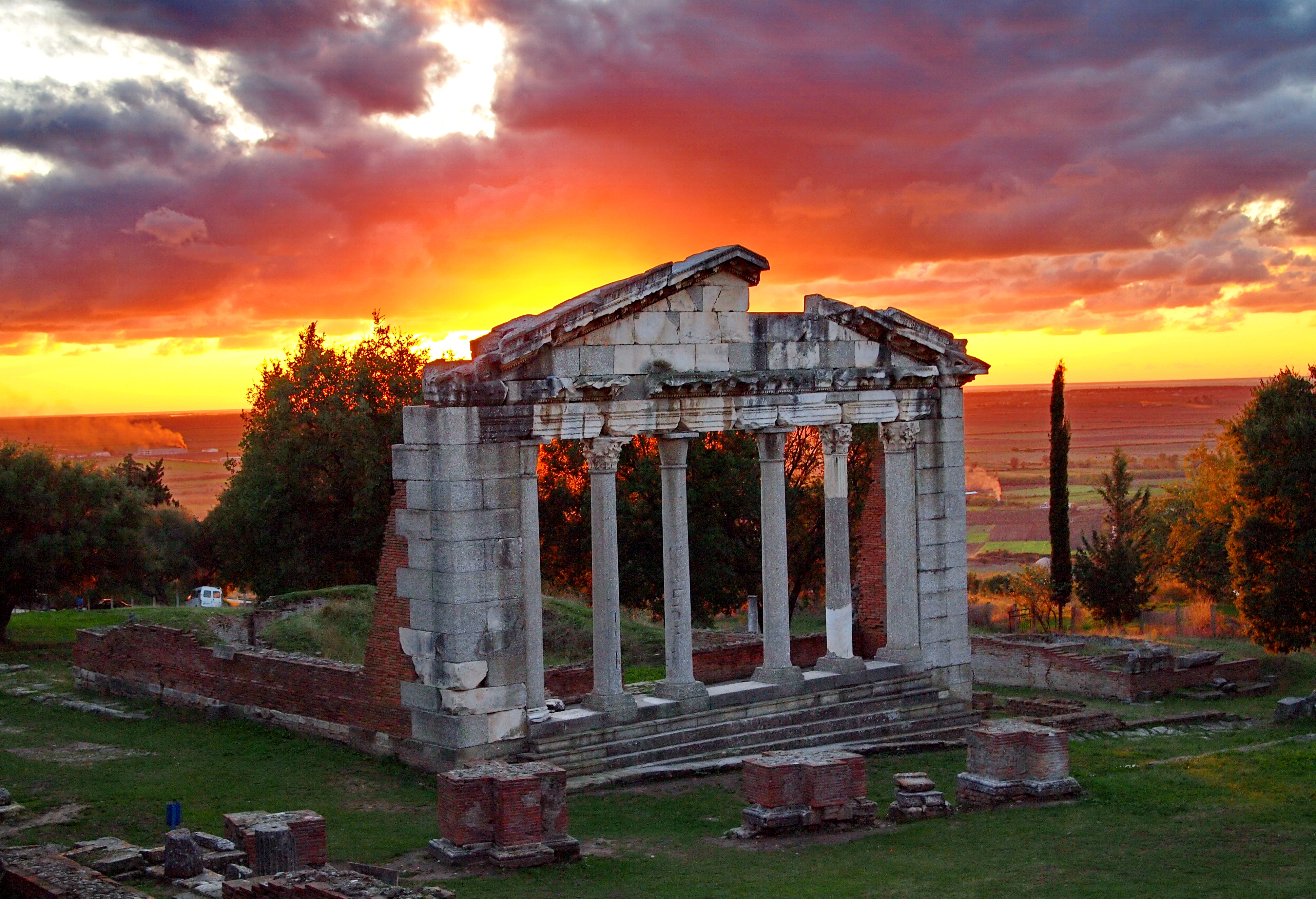 Apollonia là một thuộc địa Hy Lạp quan trọng trên bờ biển Illyria dọc Biển Adriatic và là một trong những điểm cực tây của tuyến đường Via Egnatia, nối Roma và Constantinopolis