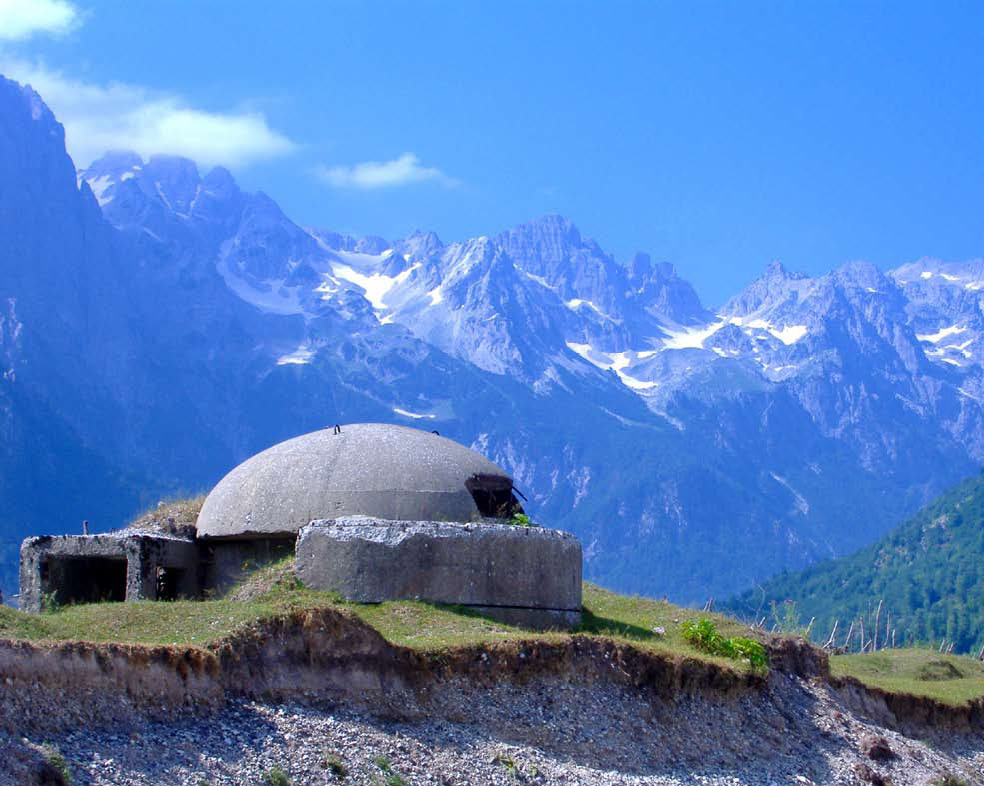 Hầm trú ẩn ở Albania được xây dựng để ngăn chặn các cuộc xâm lược tiềm tàng từ bên ngoài. Đến năm 1983, khoảng 173.371 hầm trú ẩn đã được rải rác khắp lãnh thổ của nó