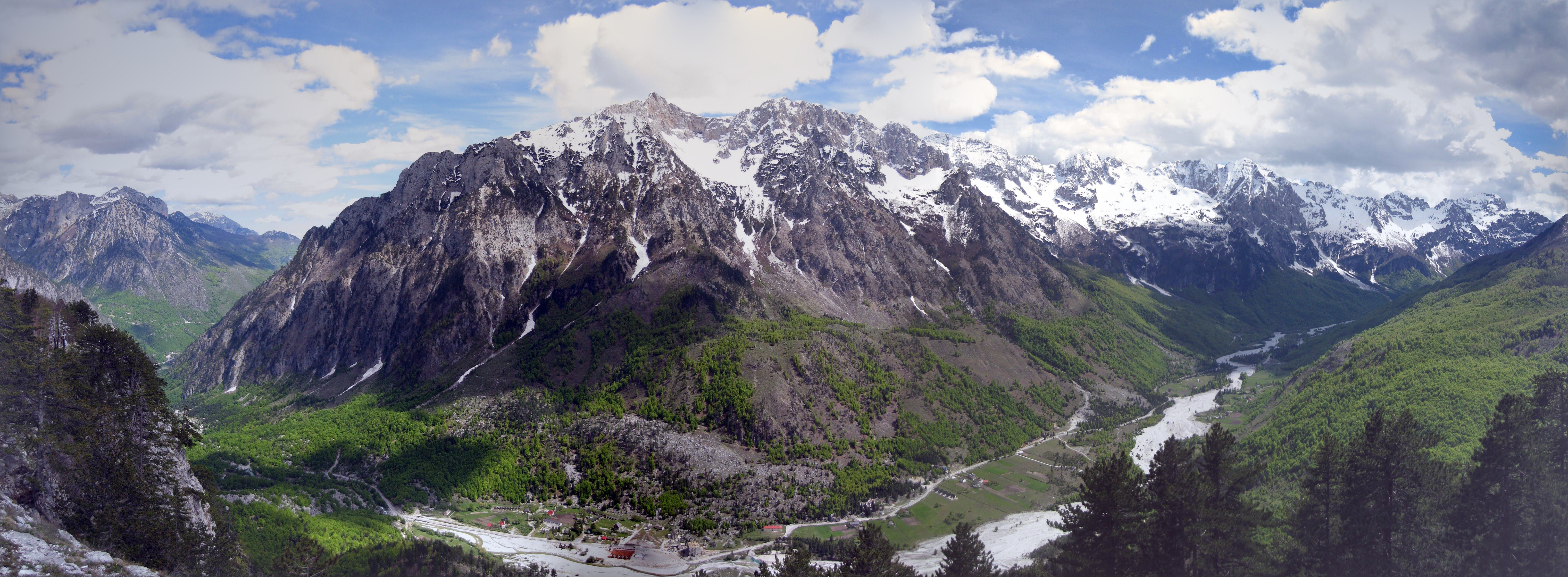 Alps Albania là một phần mở rộng và đồng thời là phần cao nhất của Dinaric Alps.